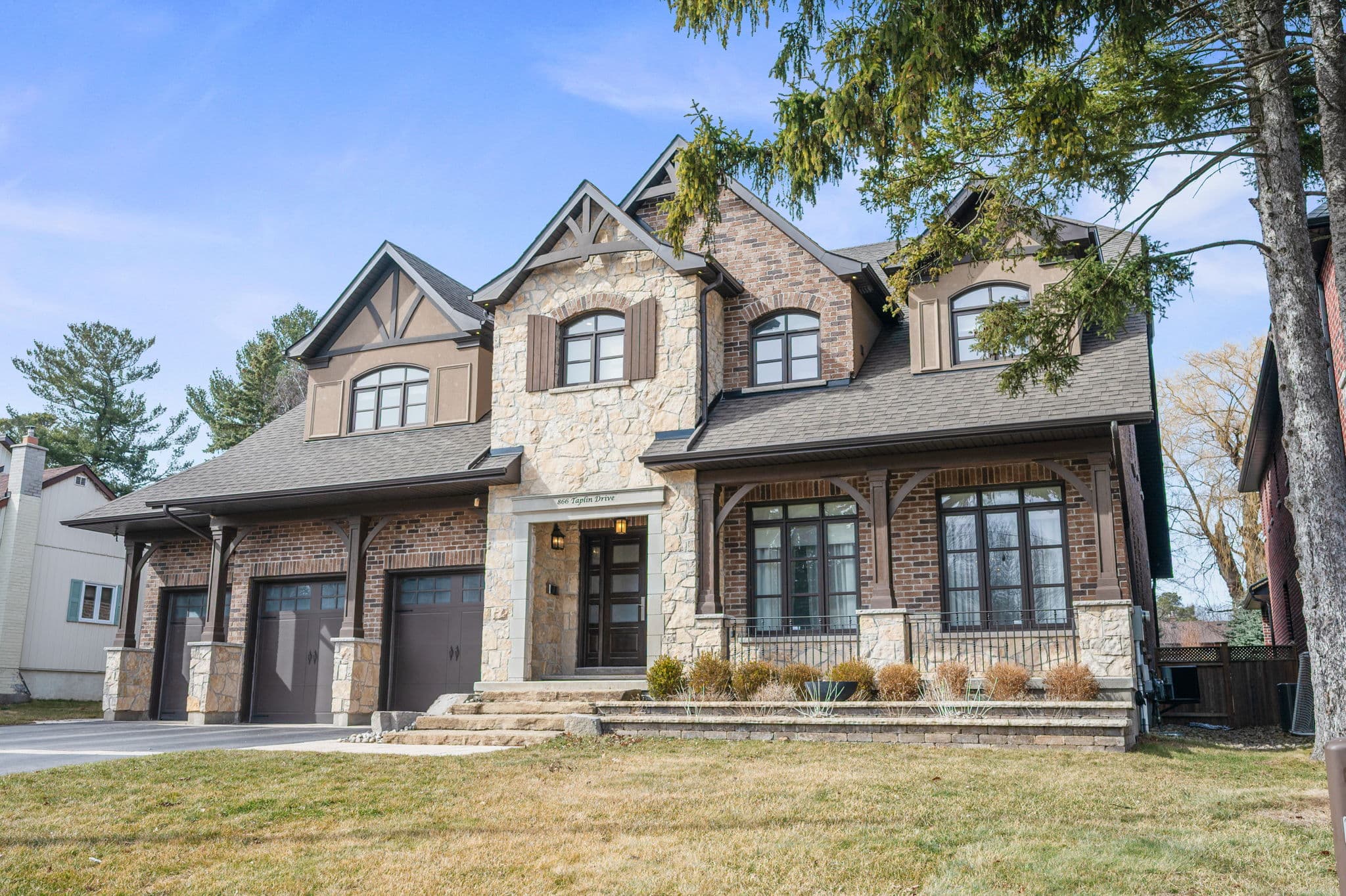 866 Taplin Dr Pickering, ON L1V 1H3