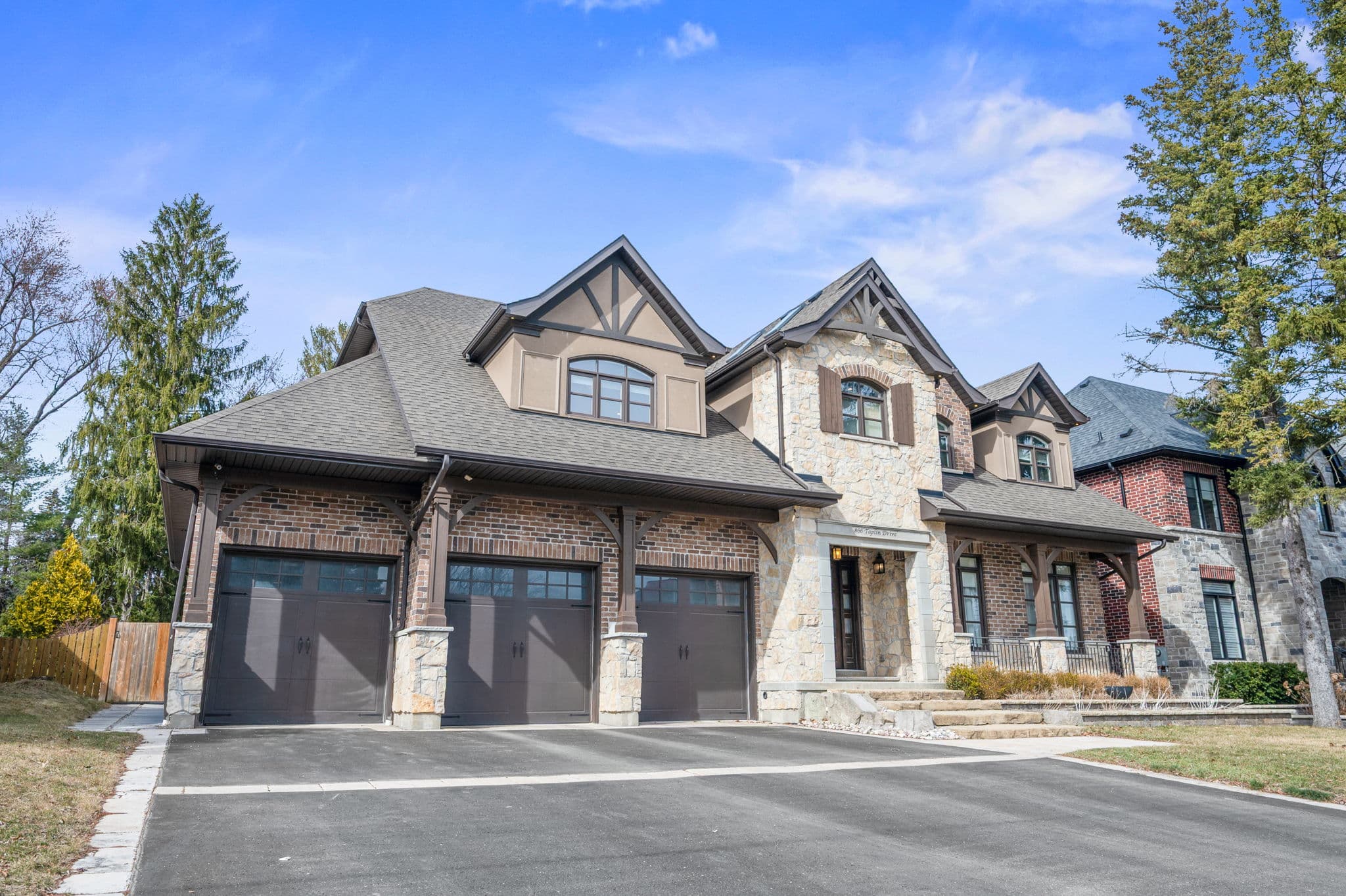 866 Taplin Dr Pickering, ON L1V 1H3