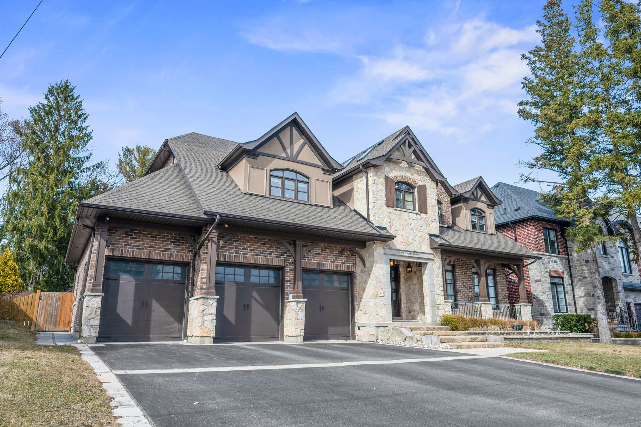 866 Taplin Dr Pickering, ON L1V 1H3