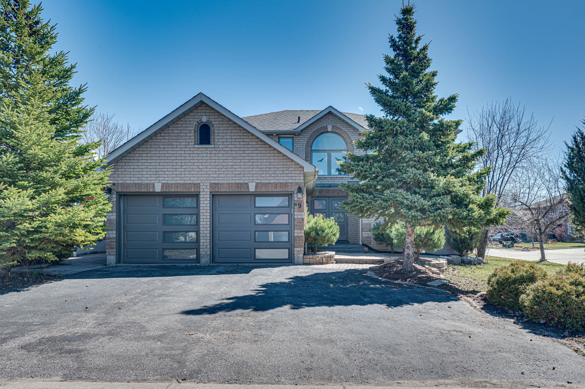 9 Carley Crescent Barrie, ON L4N 0M9