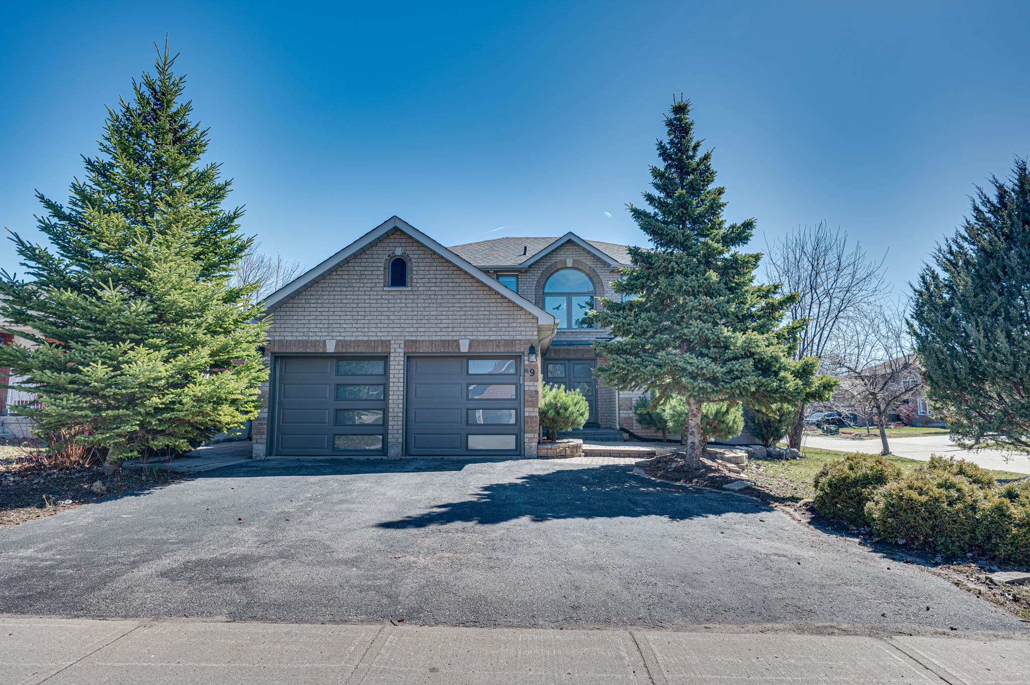 9 Carley Crescent Barrie, ON L4N 0M9