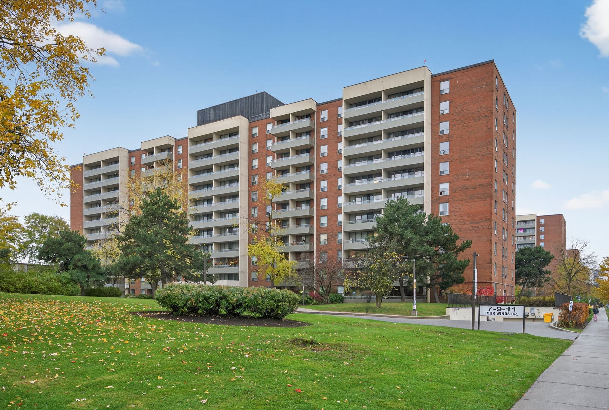 9 Four Winds Dr Toronto, ON M3J 2S8