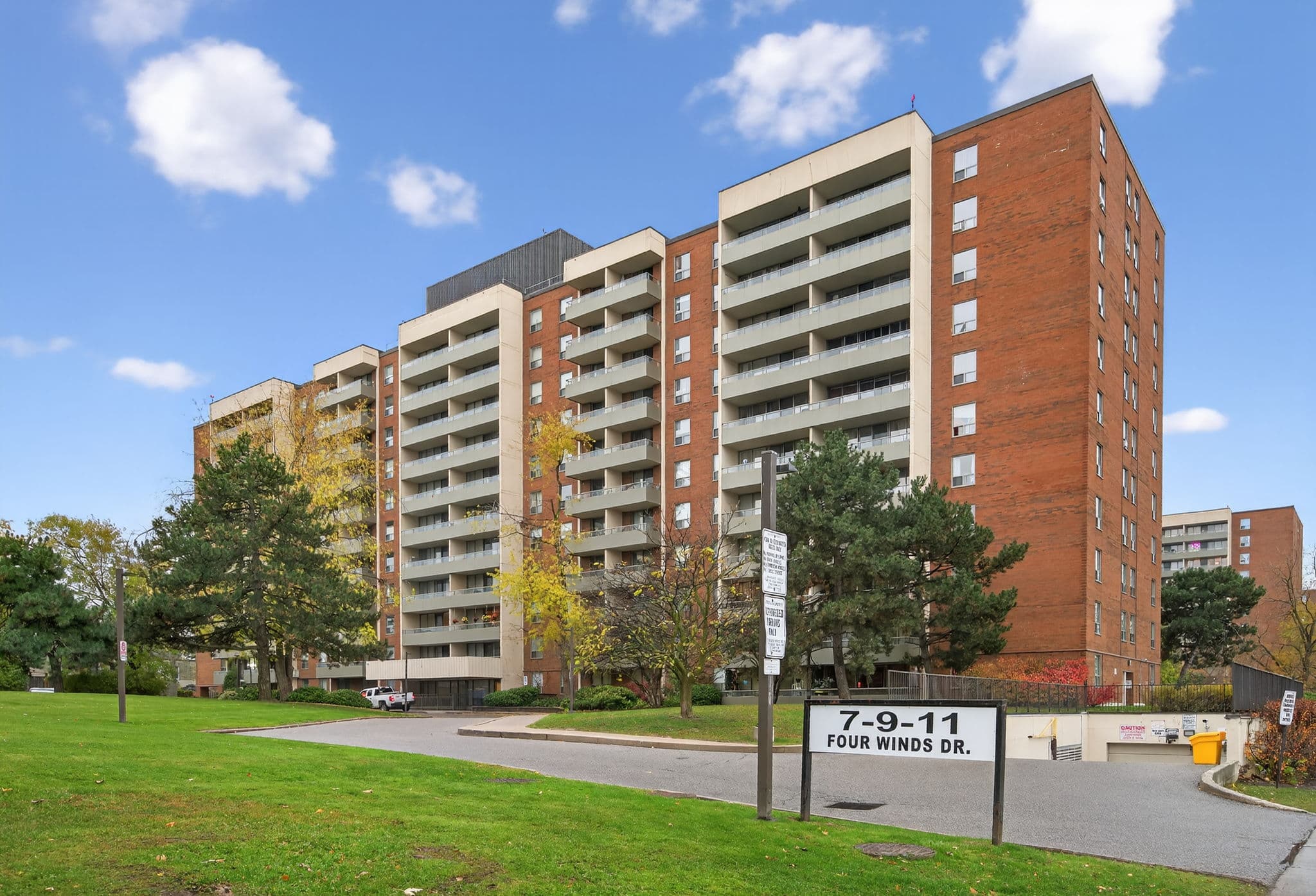 9 Four Winds Dr Toronto, ON M3J 2S8