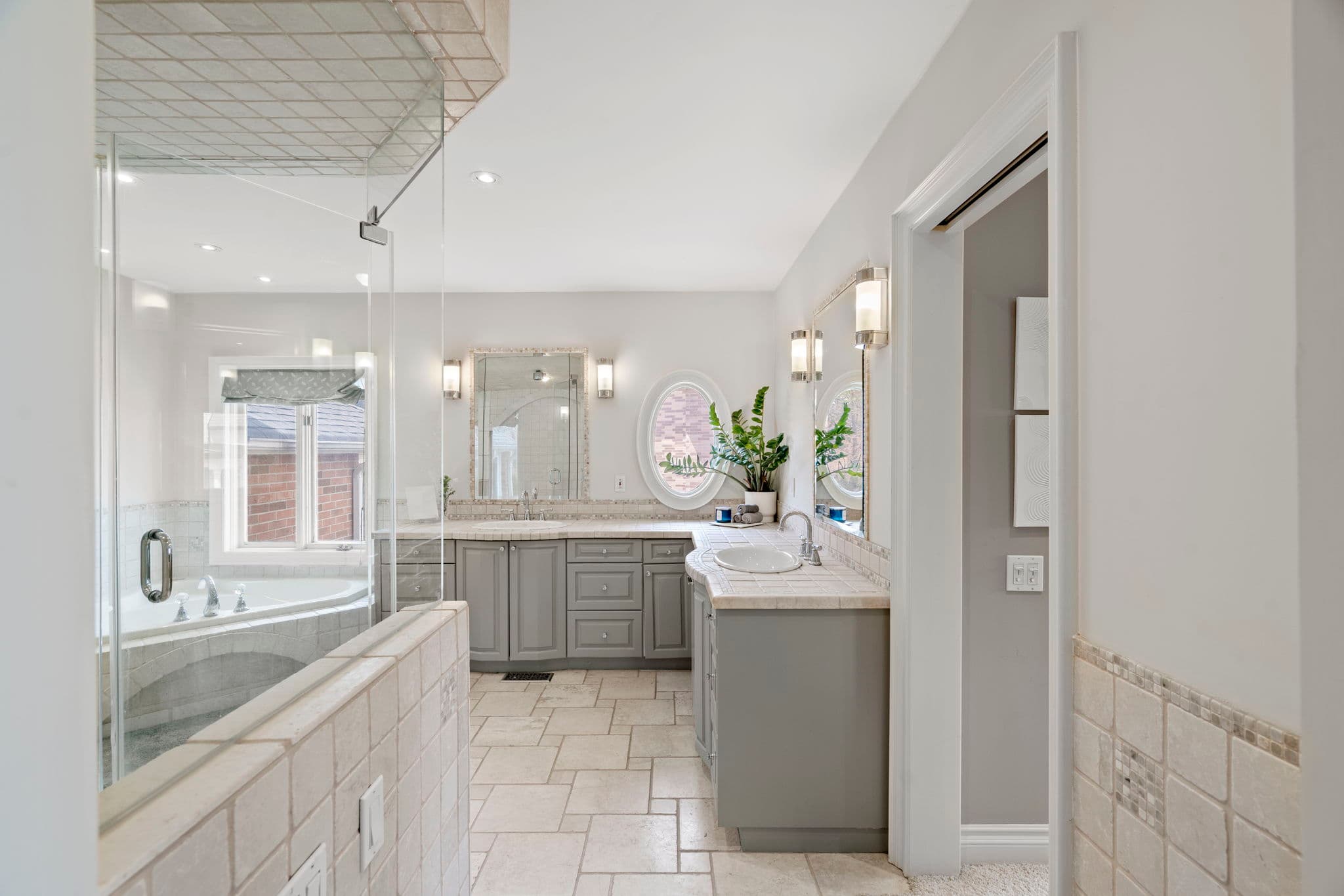9 Montressor Dr Toronto, ON M2P 1Y9