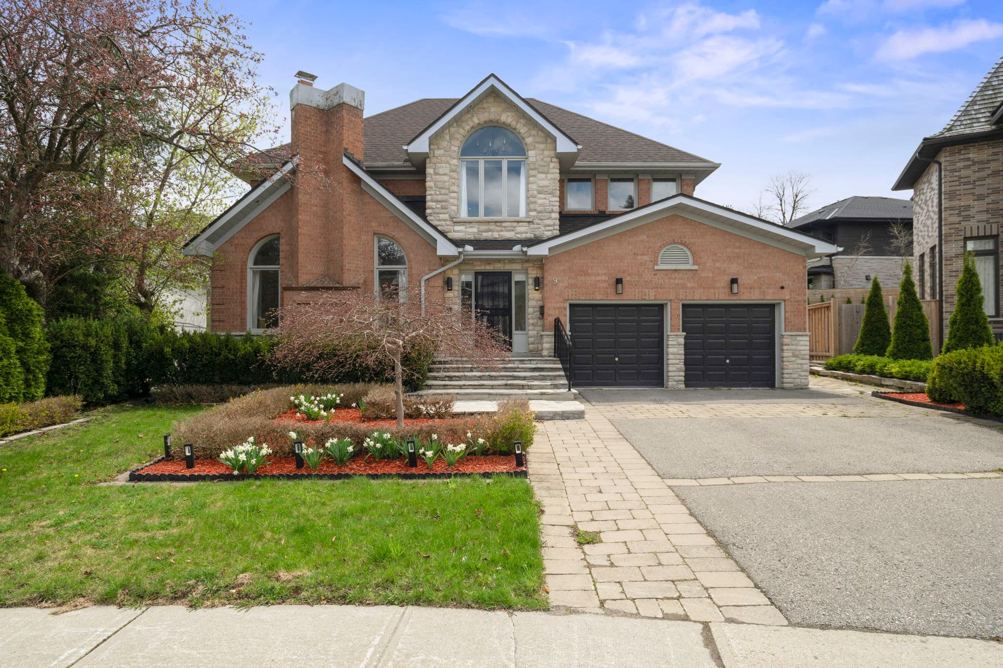 9 Montressor Dr Toronto, ON M2P 1Y9