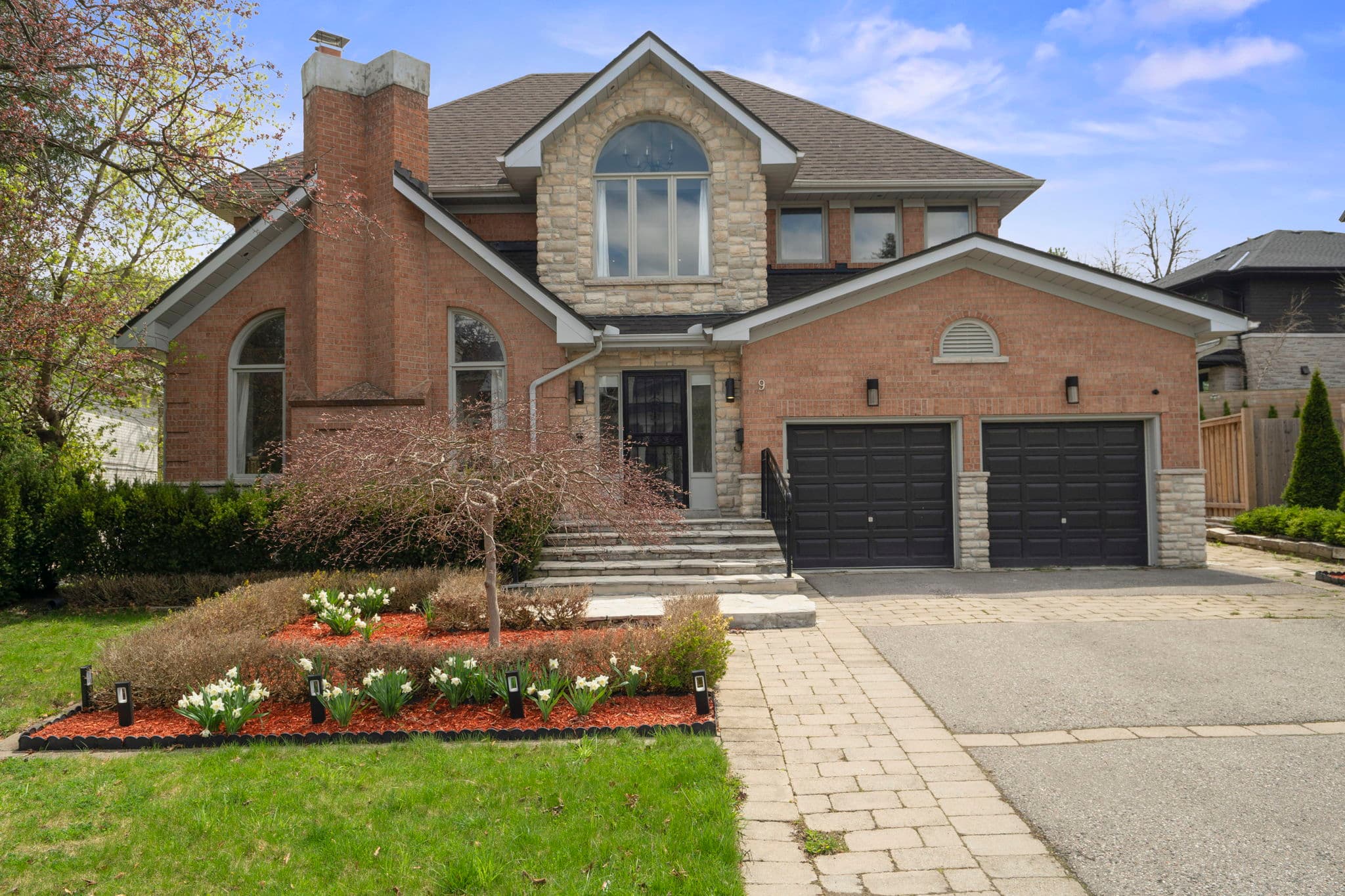 9 Montressor Dr Toronto, ON M2P 1Y9