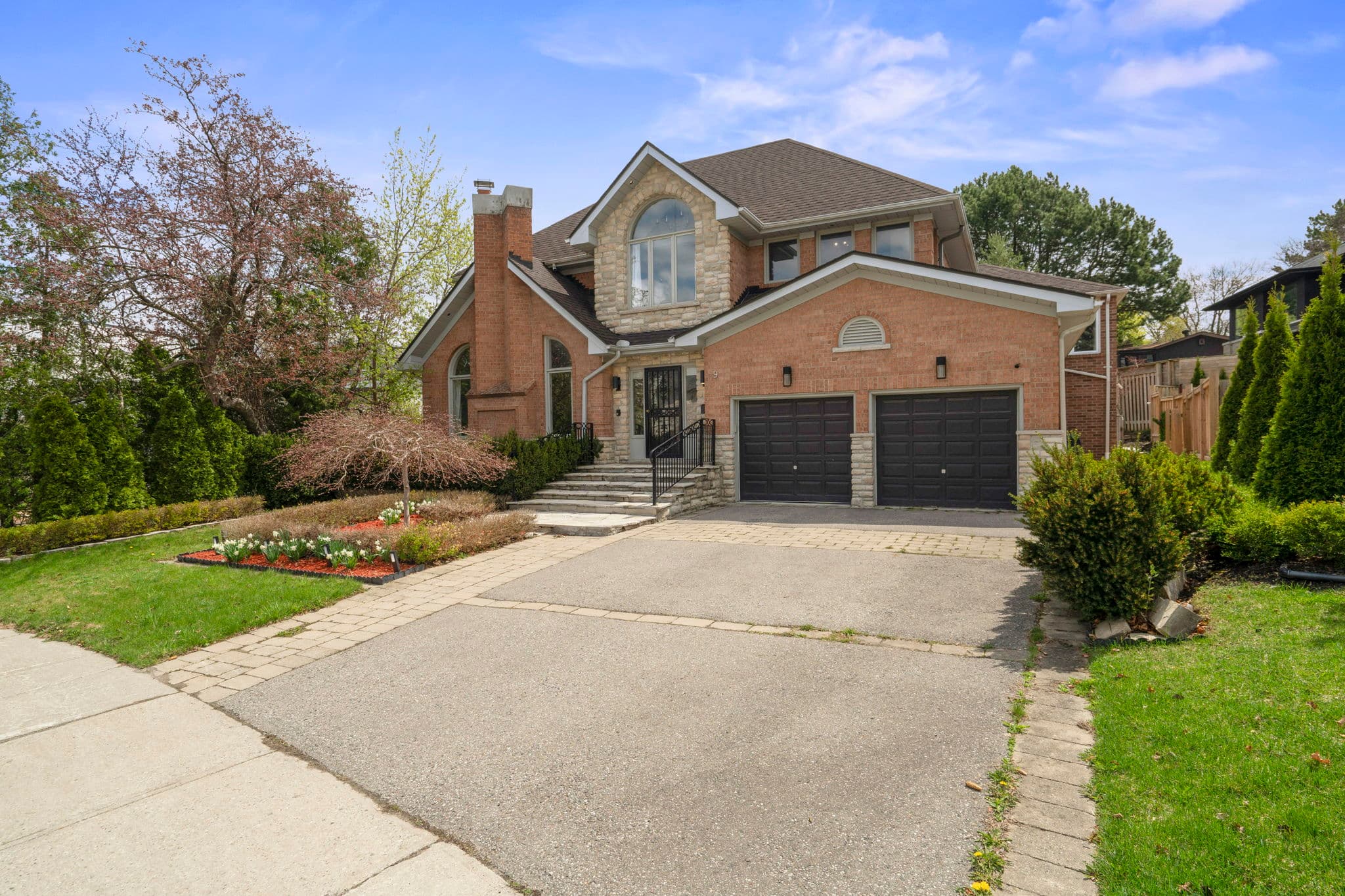 9 Montressor Dr Toronto, ON M2P 1Y9