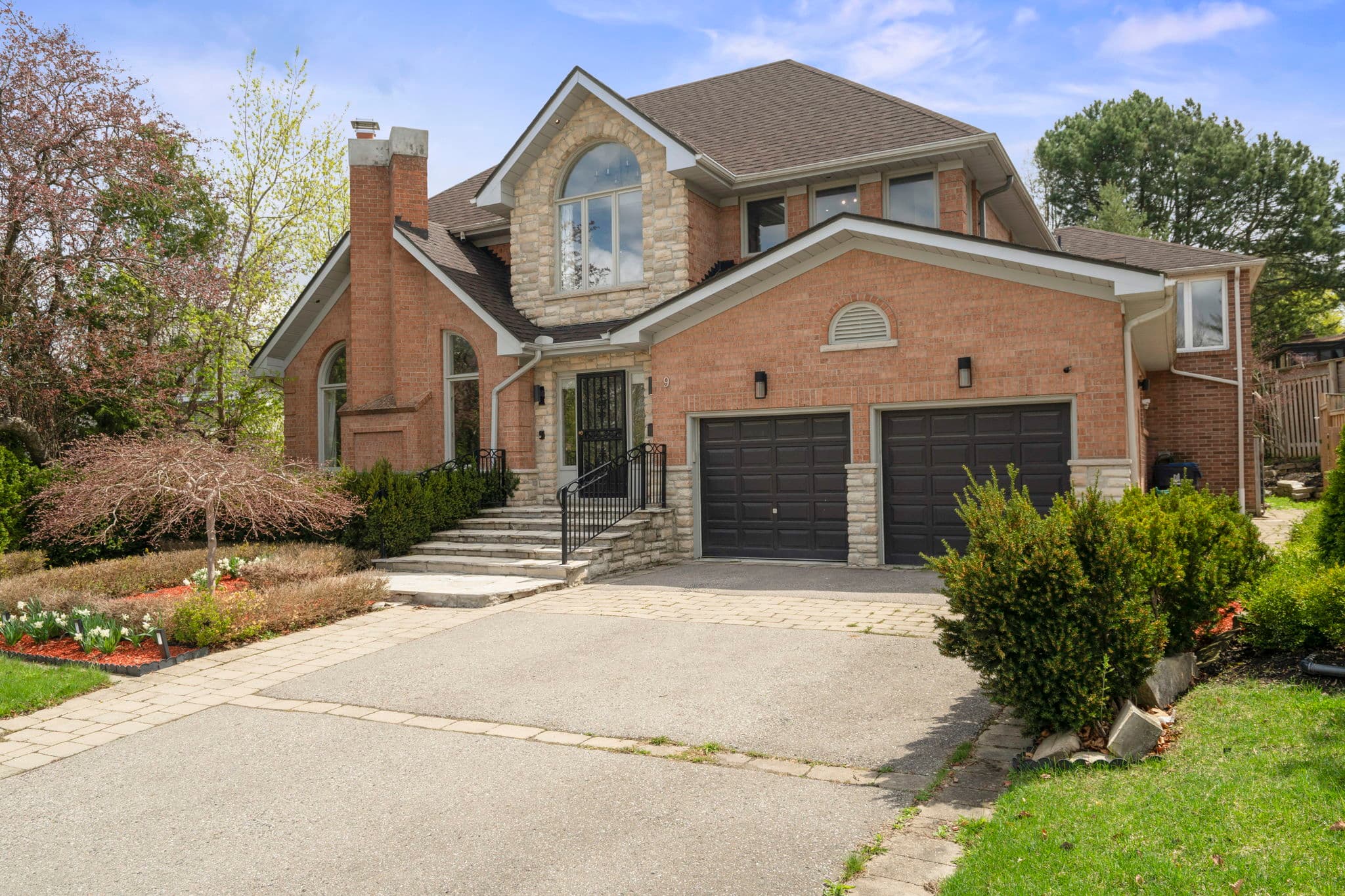 9 Montressor Dr Toronto, ON M2P 1Y9