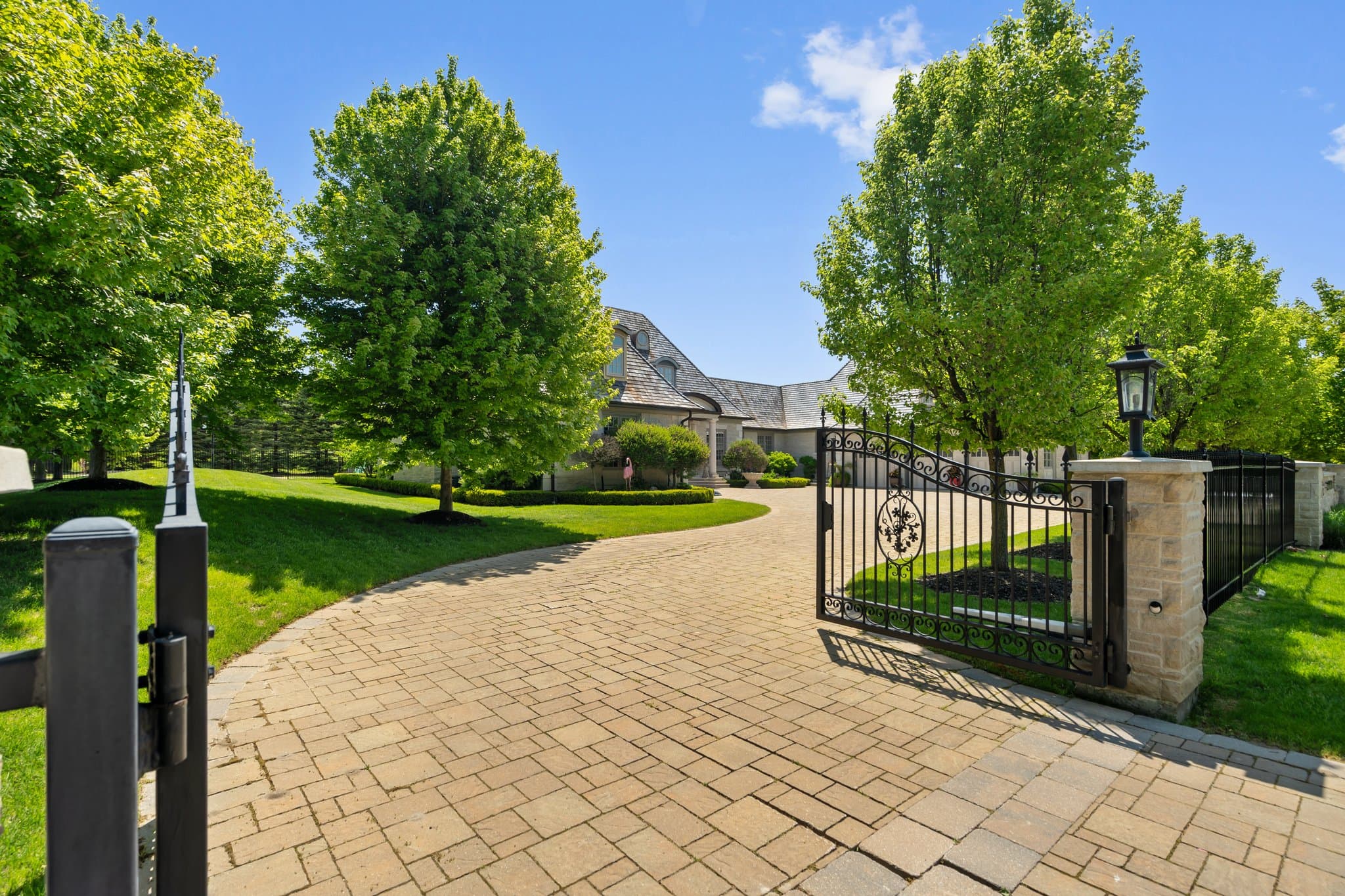 9 Northern Dancer Ln Aurora, ON L4G 7Y7