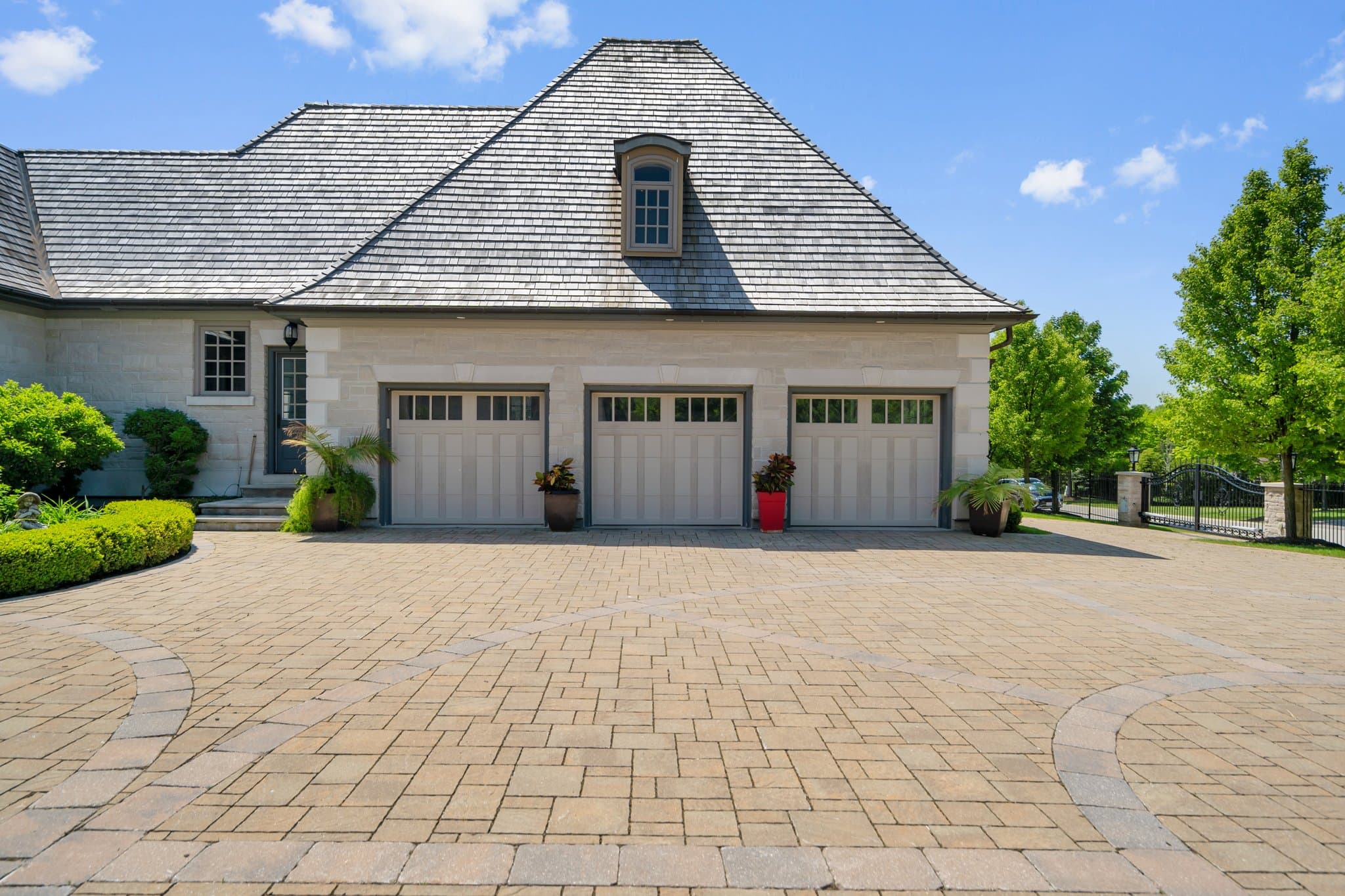 9 Northern Dancer Ln Aurora, ON L4G 7Y7