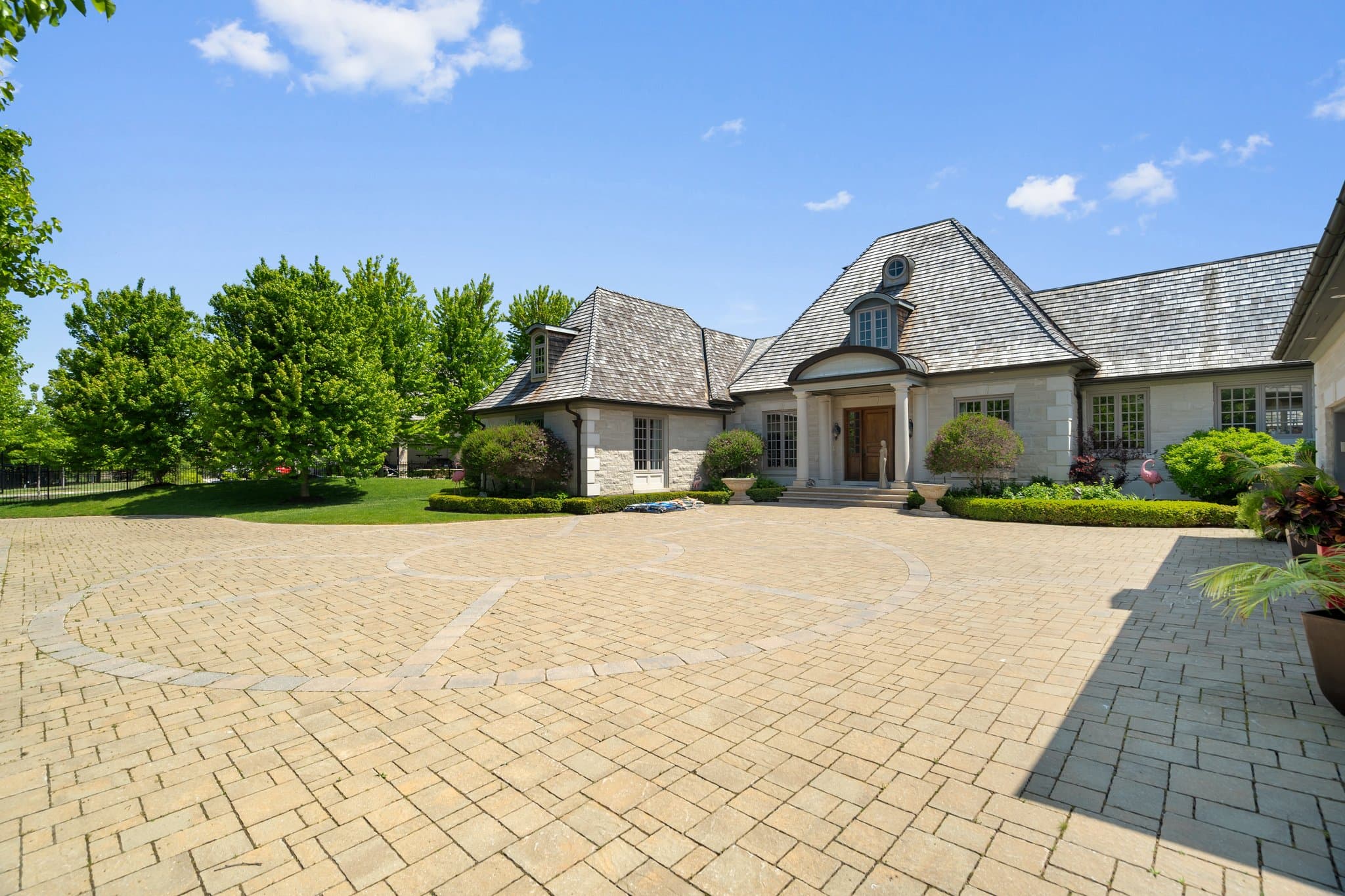 9 Northern Dancer Ln Aurora, ON L4G 7Y7