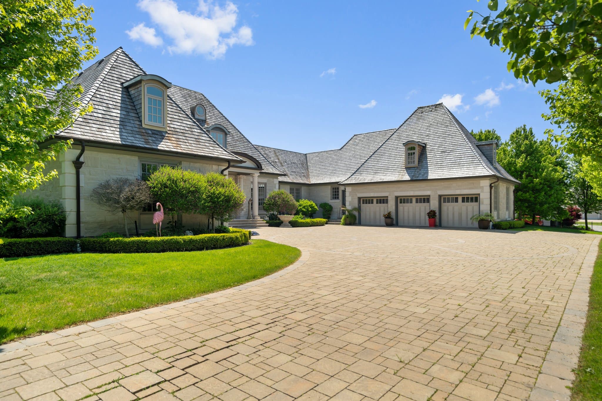 9 Northern Dancer Ln Aurora, ON L4G 7Y7