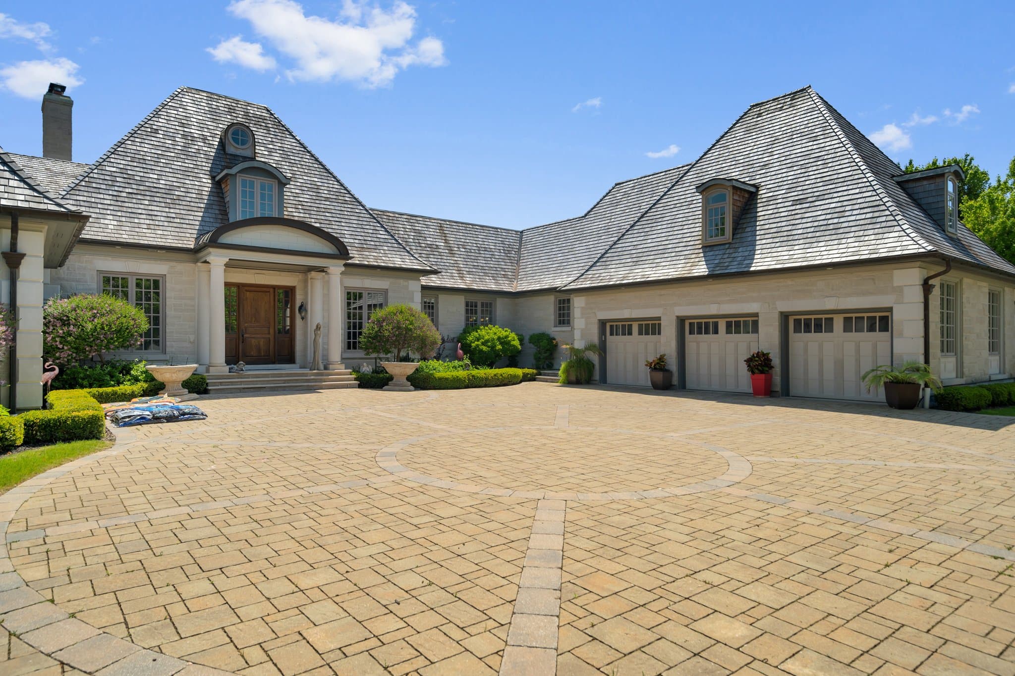 9 Northern Dancer Ln Aurora, ON L4G 7Y7