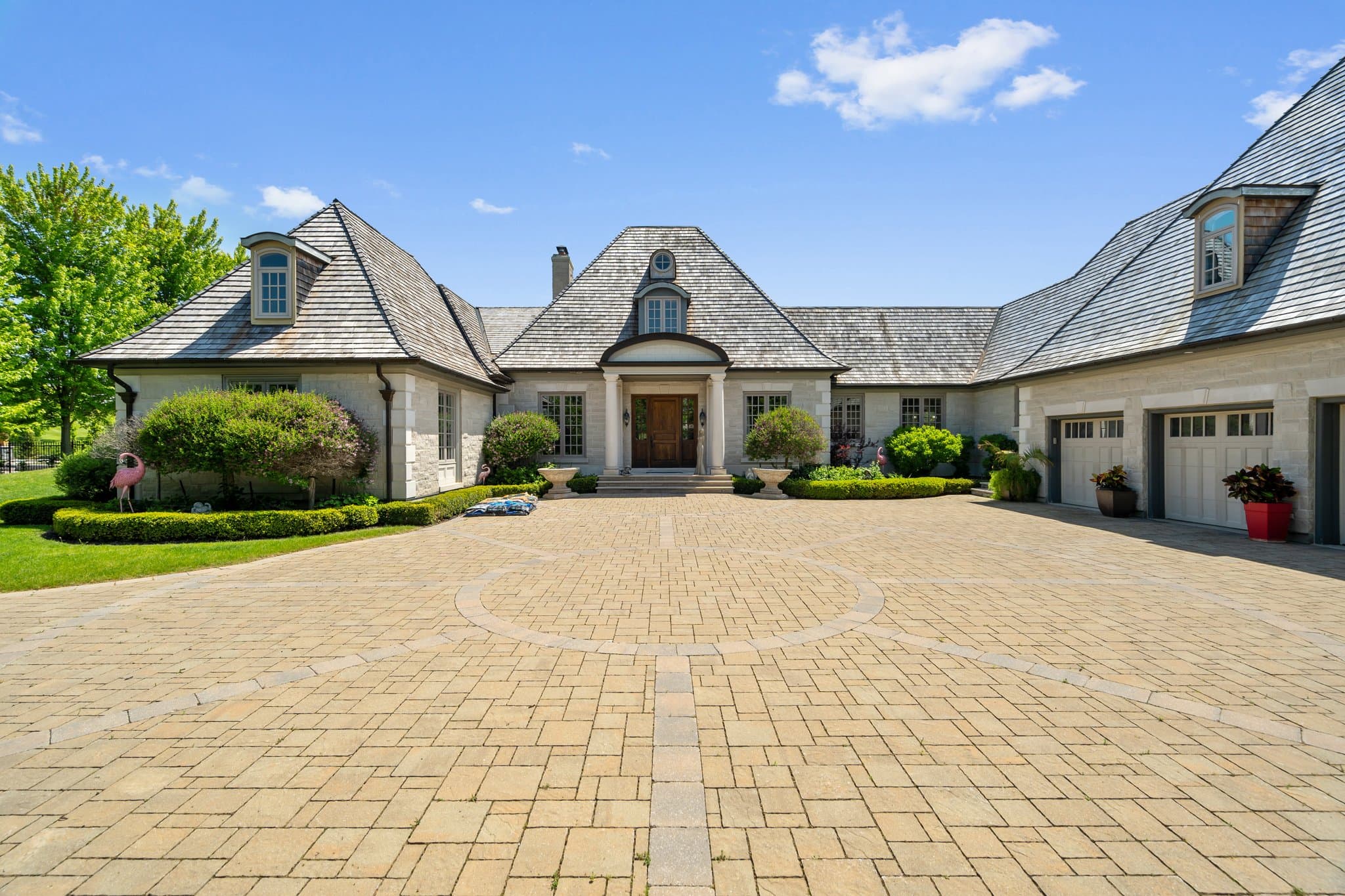 9 Northern Dancer Ln Aurora, ON L4G 7Y7