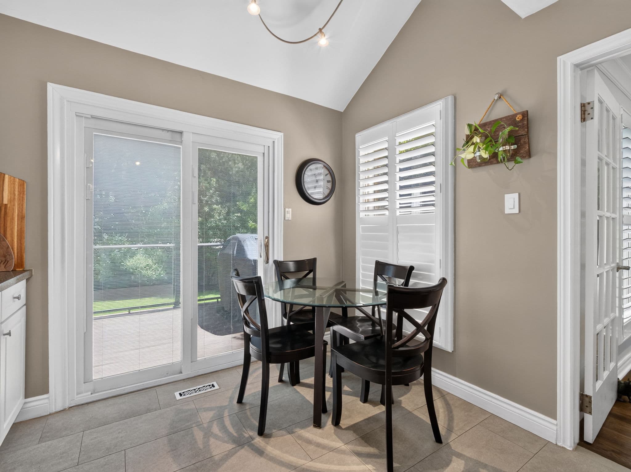 9 Tomlin Crescent Richmond Hill, ON L4C 7T4