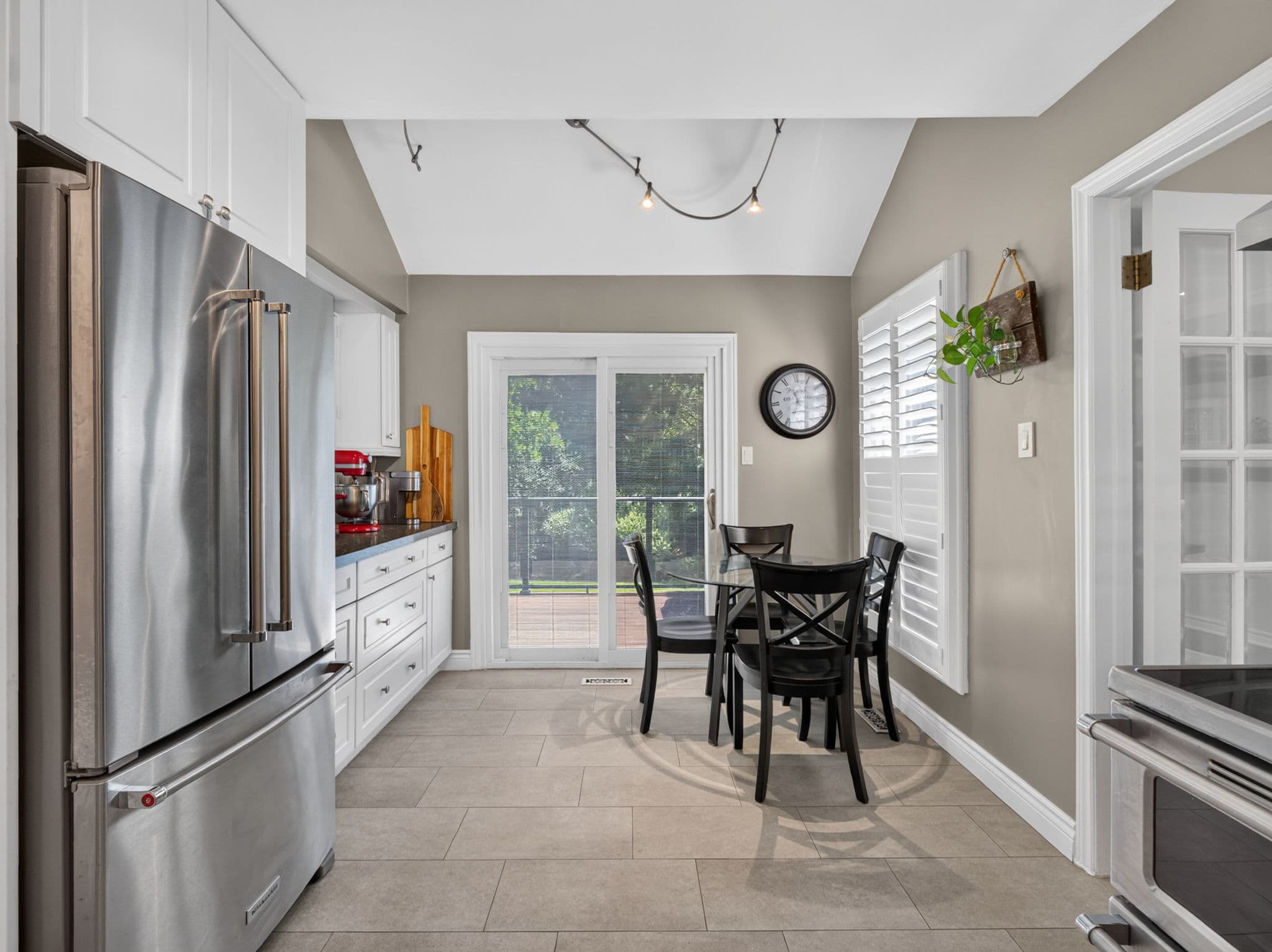 9 Tomlin Crescent Richmond Hill, ON L4C 7T4