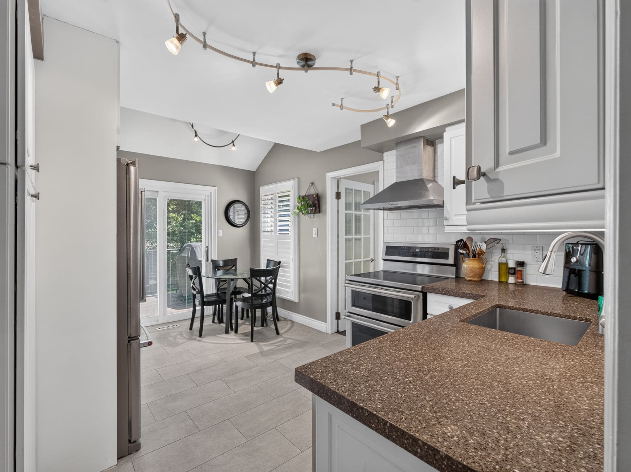 9 Tomlin Crescent Richmond Hill, ON L4C 7T4