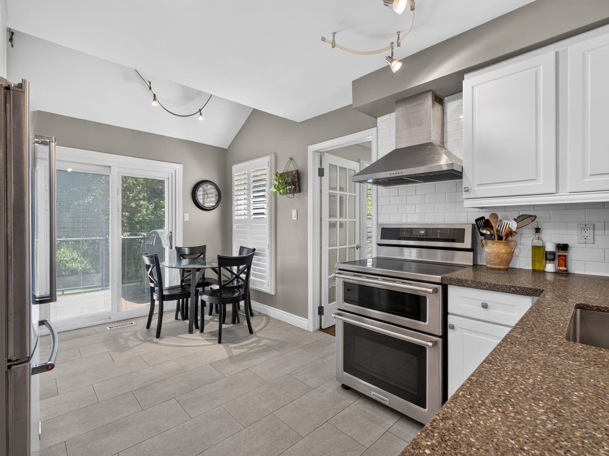 9 Tomlin Crescent Richmond Hill, ON L4C 7T4