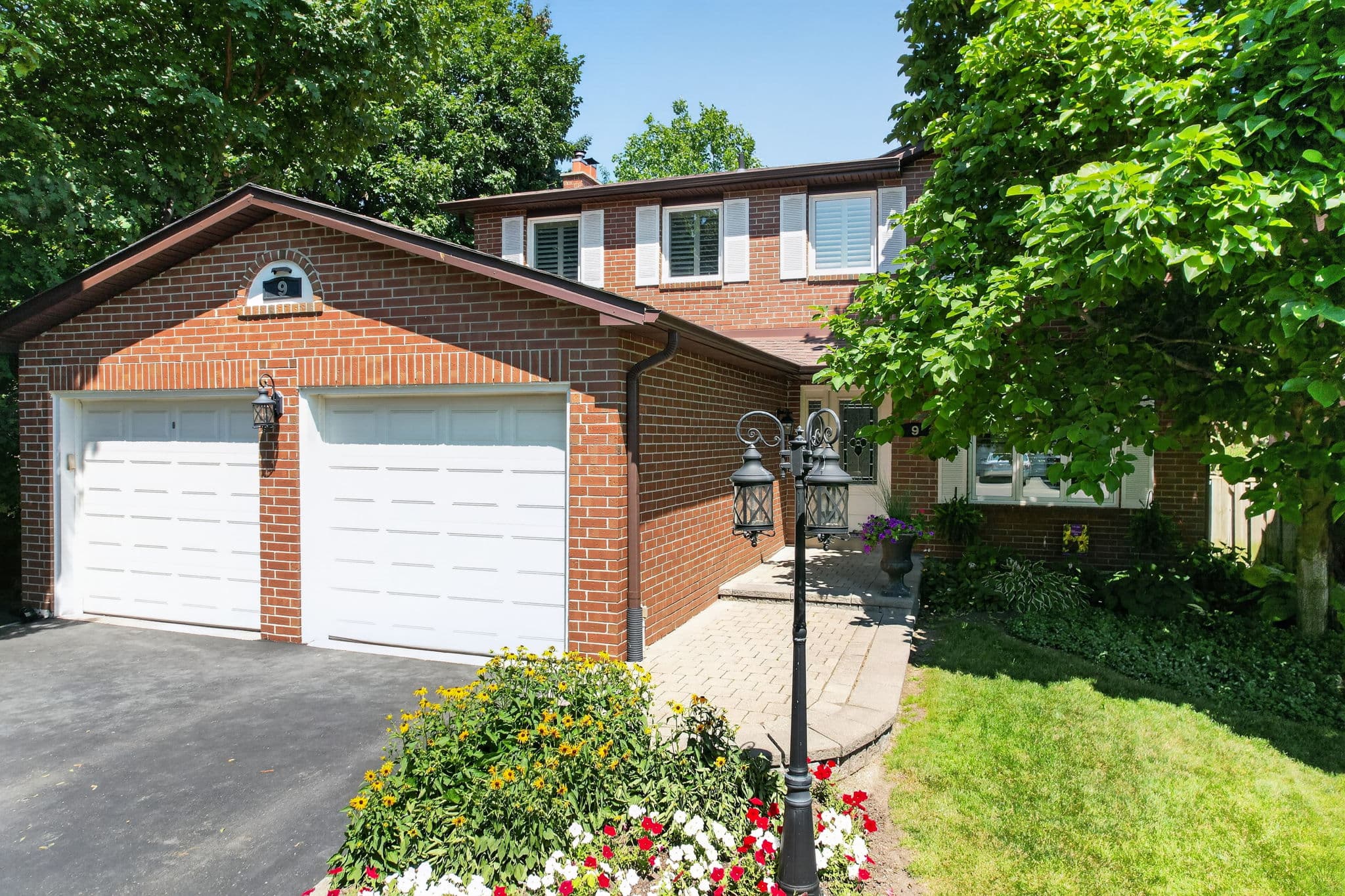 9 Tomlin Crescent Richmond Hill, ON L4C 7T4