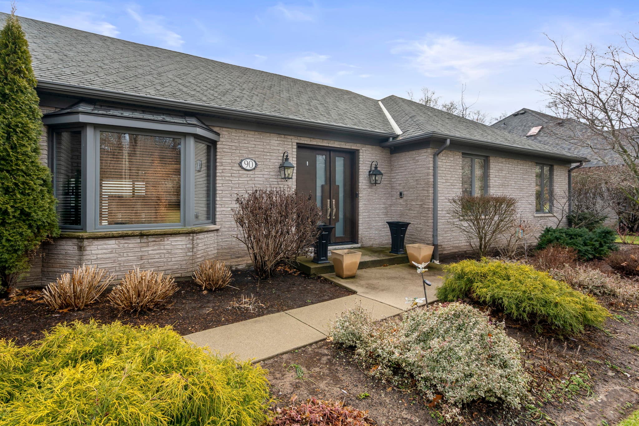 90 Oaklands Park Ct Burlington, ON L7T 4G9