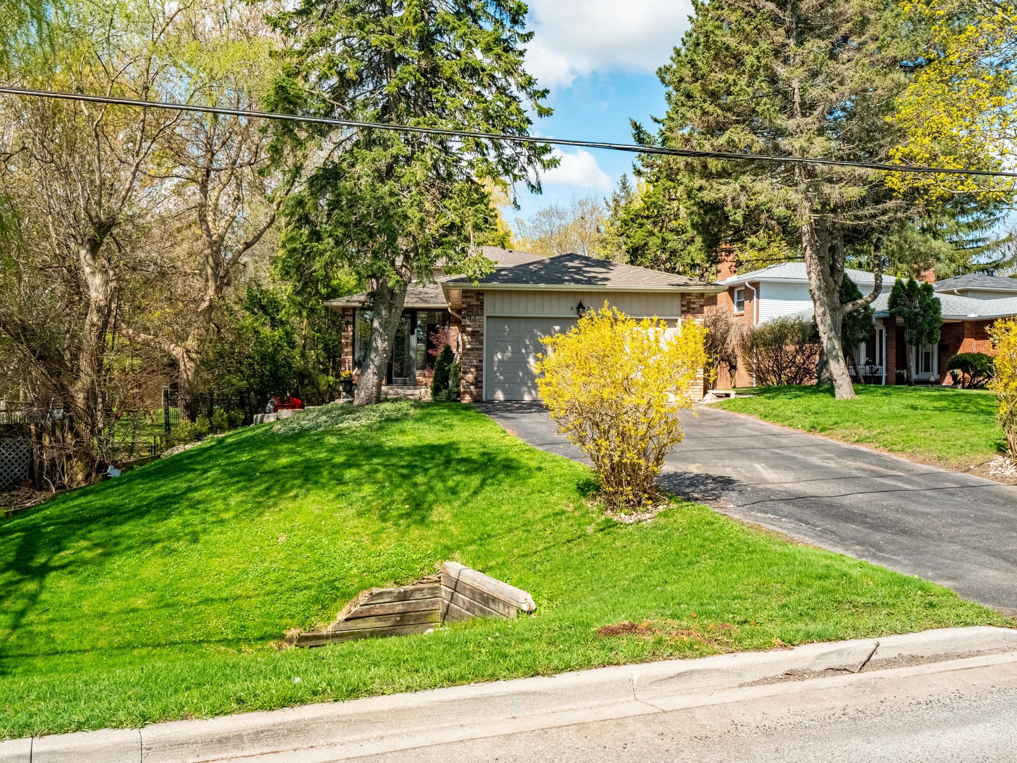 92 Meadowvale Rd Toronto, ON M1C 1S1