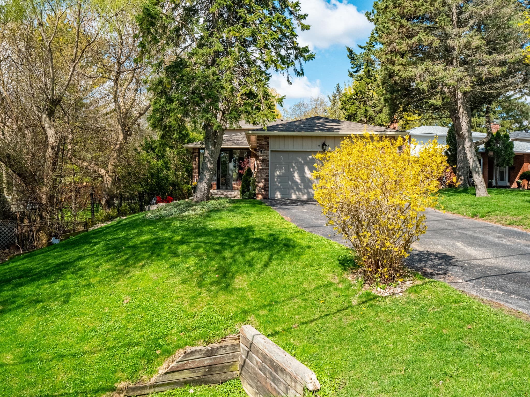 92 Meadowvale Rd Toronto, ON M1C 1S1