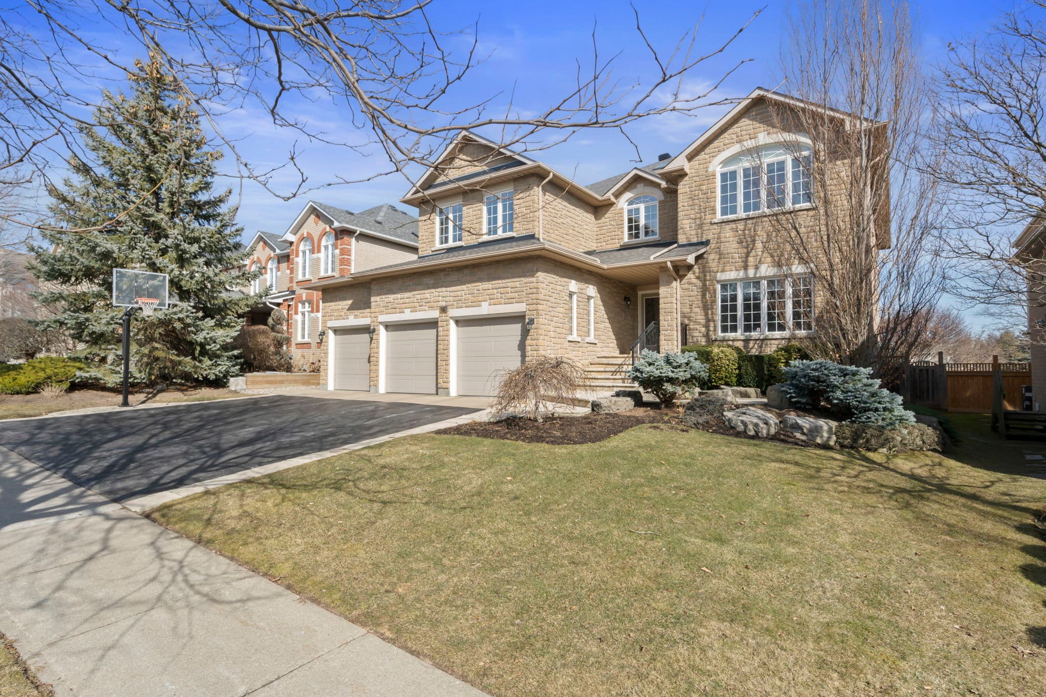 95 Sanibel Crescent Vaughan, ON L4J 8K7
