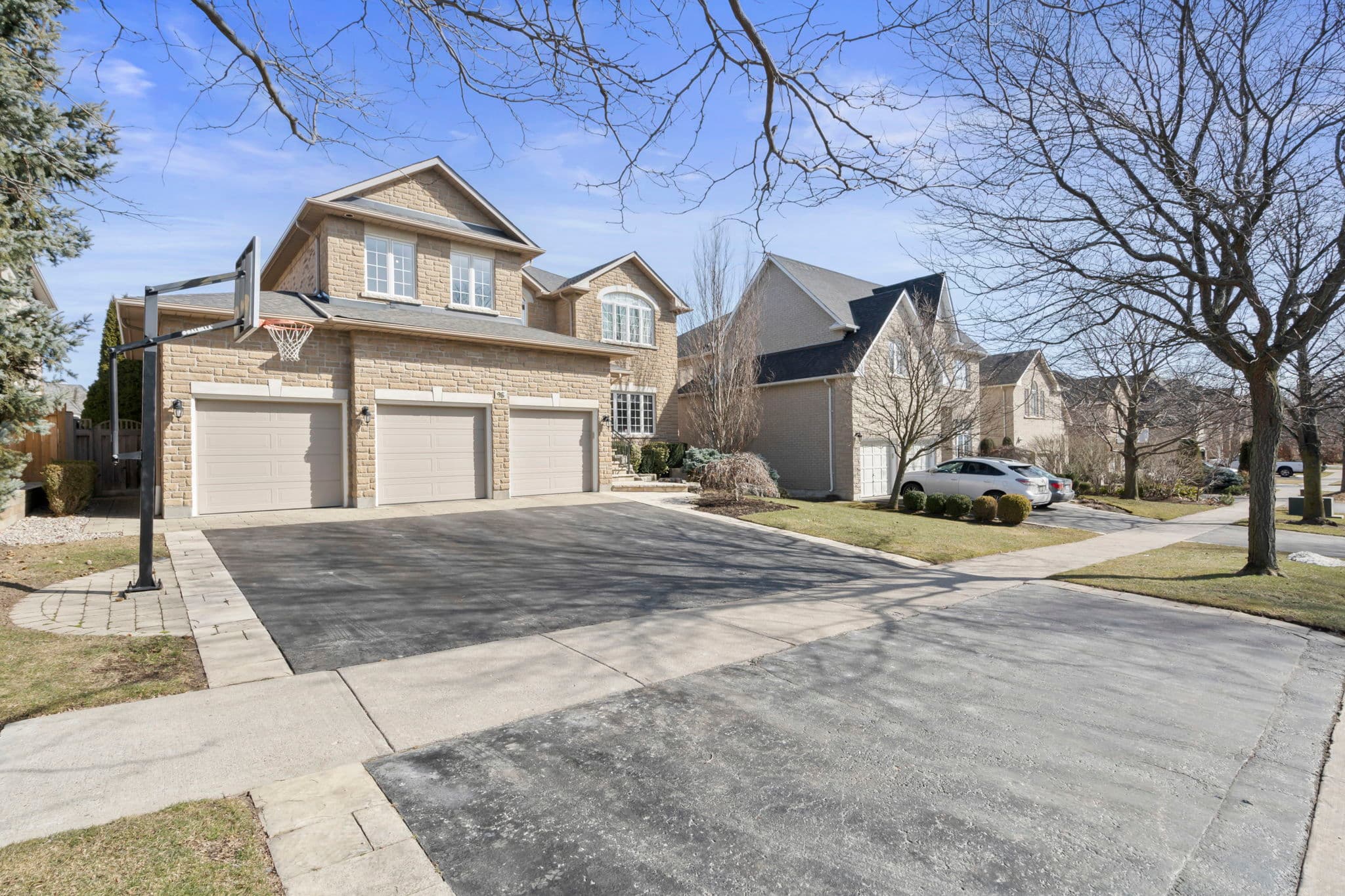 95 Sanibel Crescent Vaughan, ON L4J 8K7