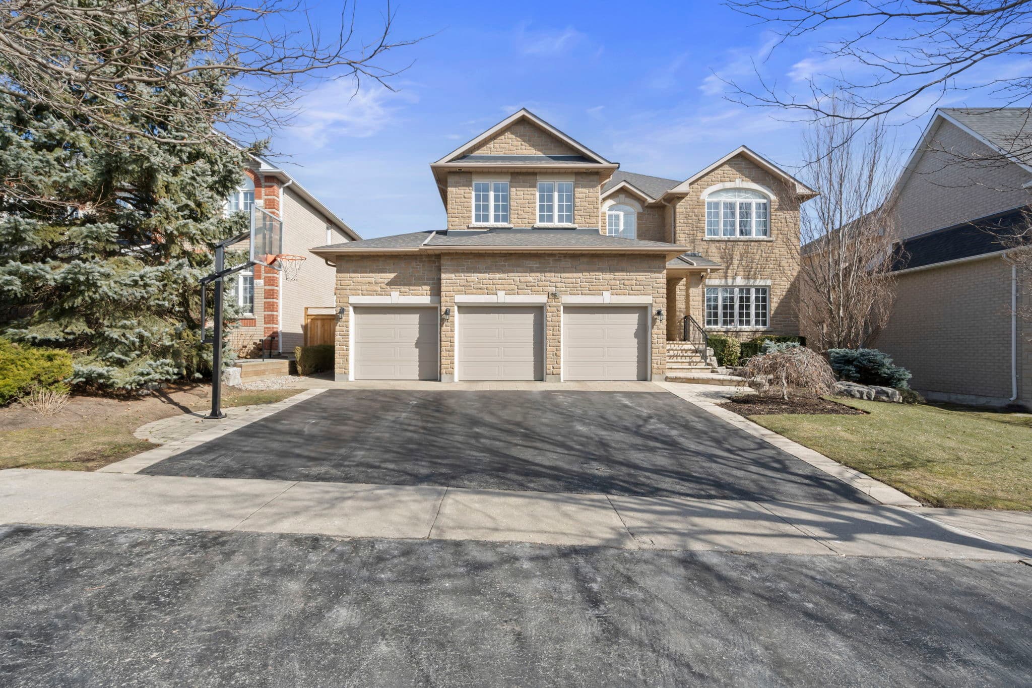 95 Sanibel Crescent Vaughan, ON L4J 8K7