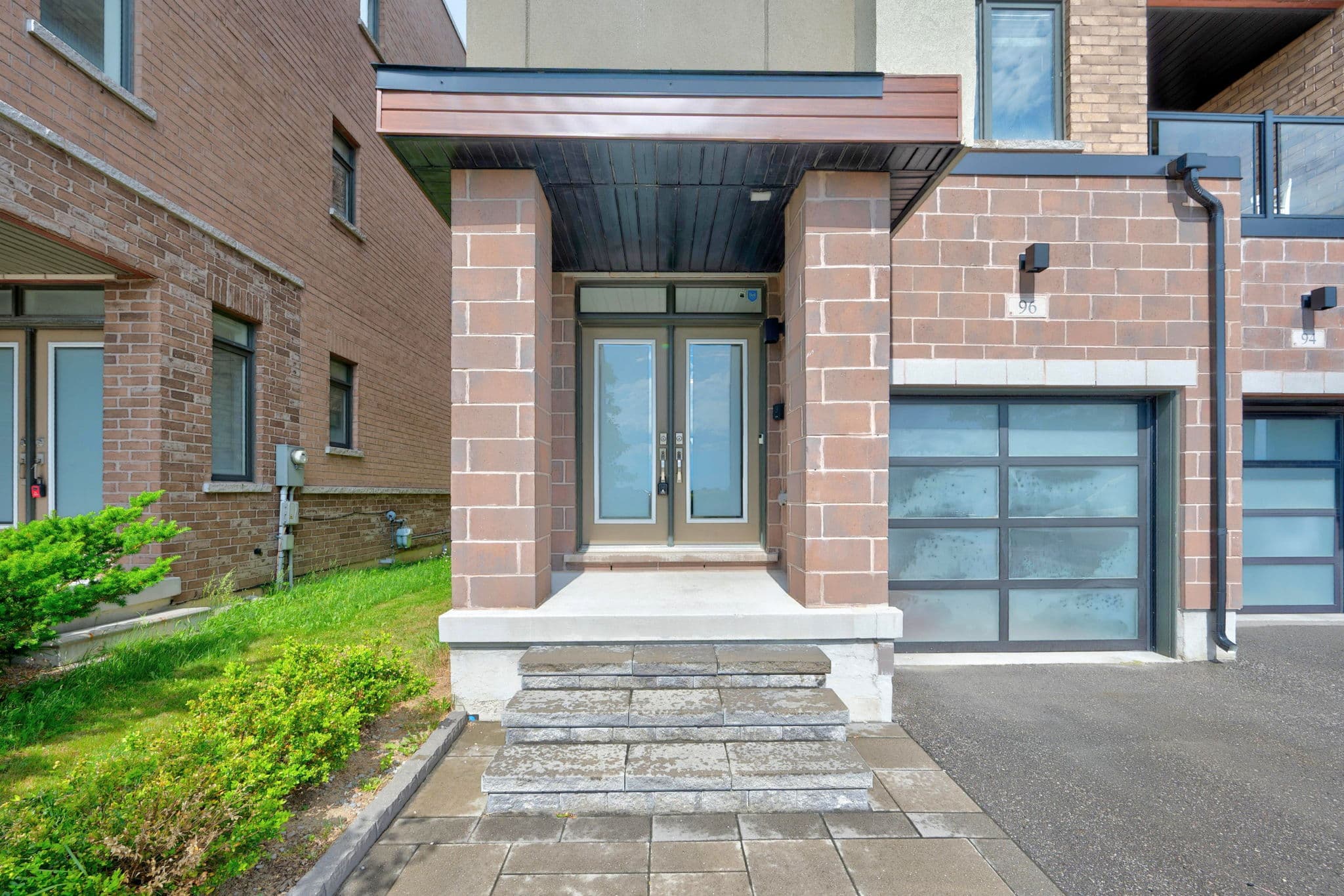 96 Salterton Cir Vaughan, ON L6A 4Z2