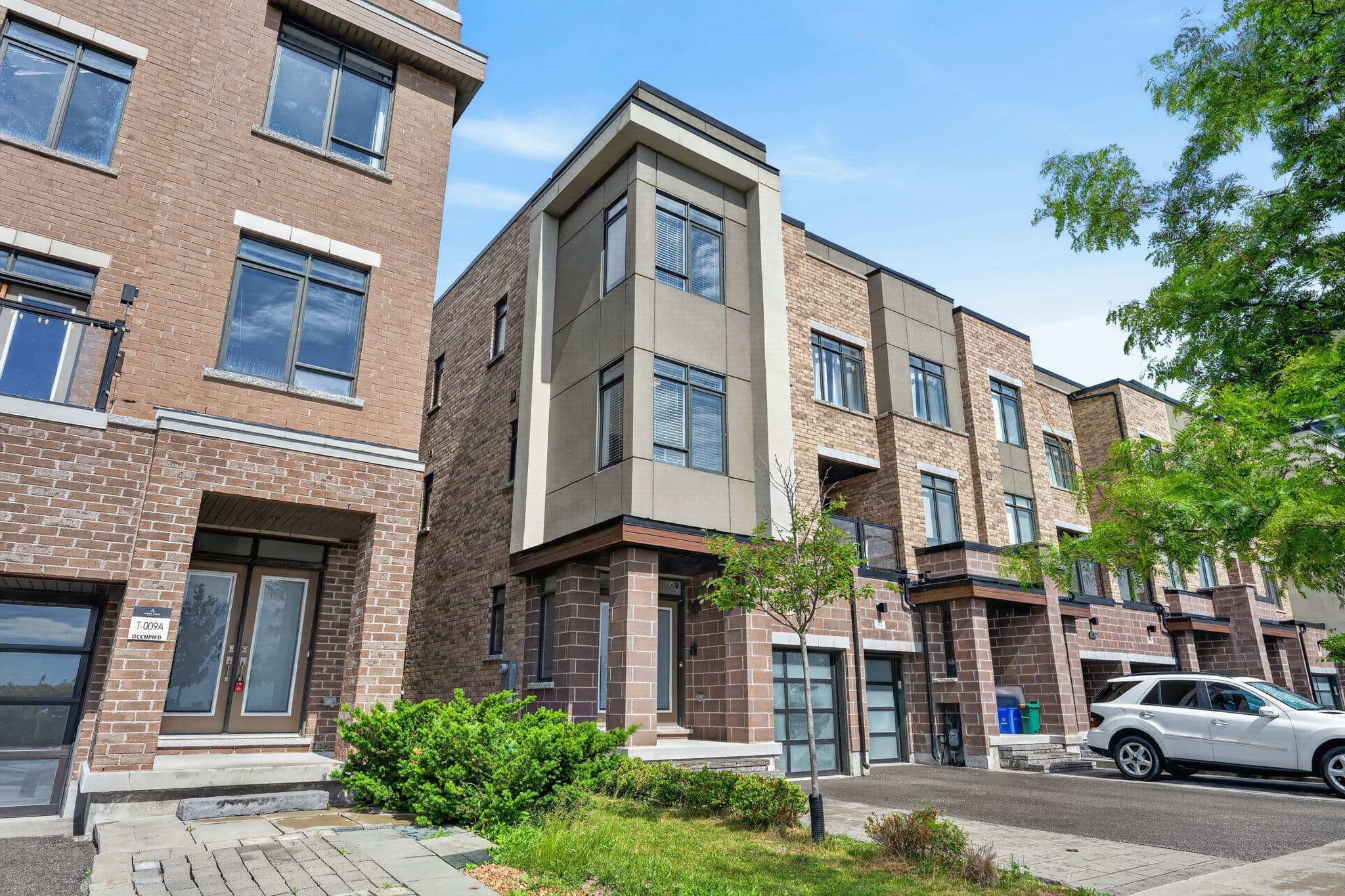 96 Salterton Cir Vaughan, ON L6A 4Z2