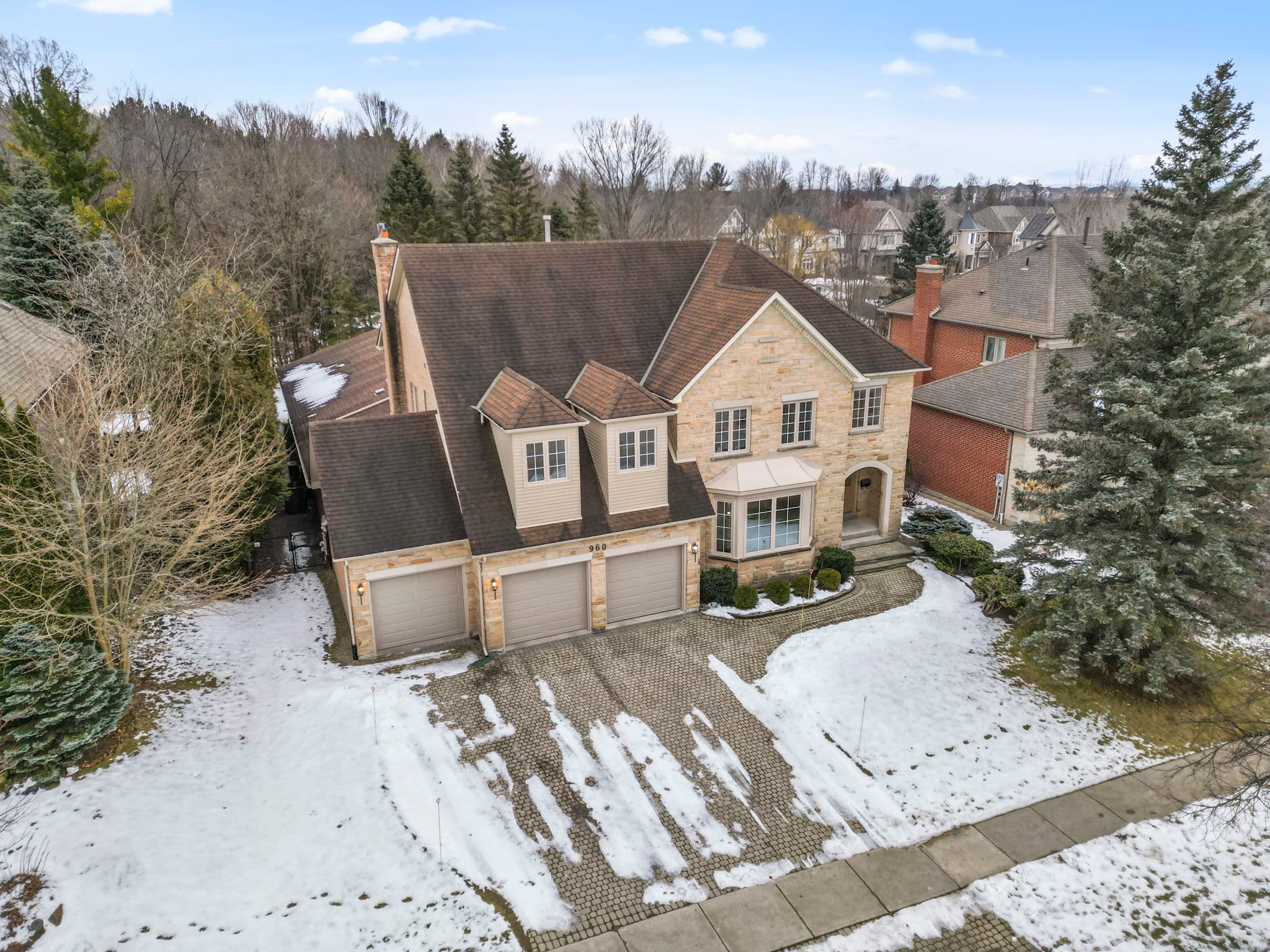 960 Lockwood Cir Newmarket, ON L3X 1M1