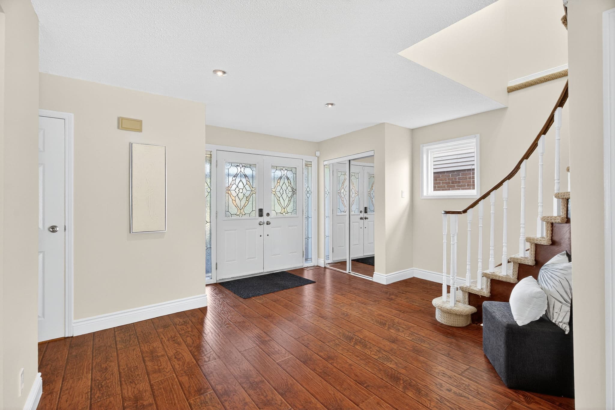 972 Queensbridge Dr Mississauga, ON L5C 3N1