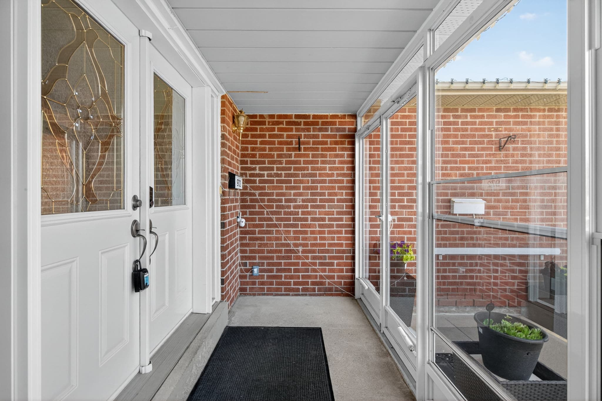 972 Queensbridge Dr Mississauga, ON L5C 3N1