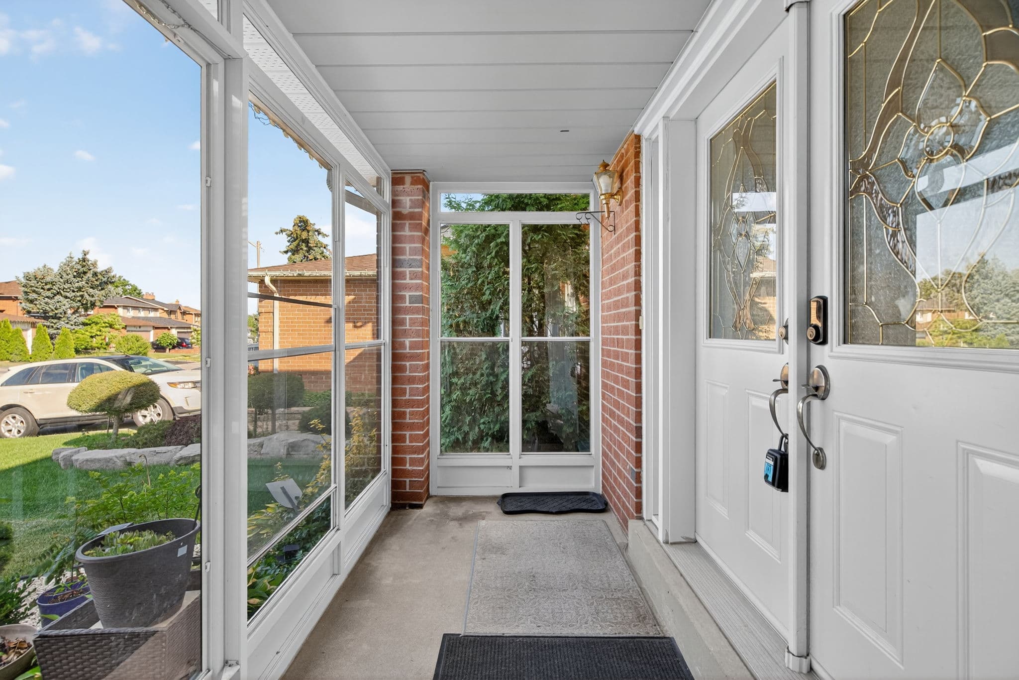 972 Queensbridge Dr Mississauga, ON L5C 3N1