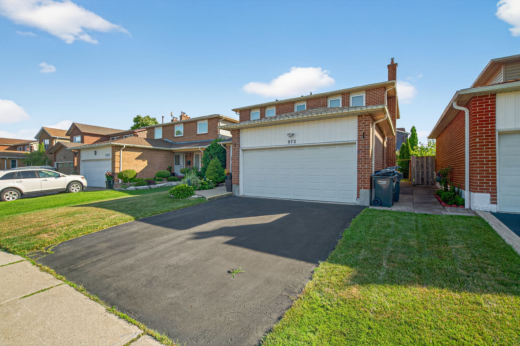 972 Queensbridge Dr Mississauga, ON L5C 3N1