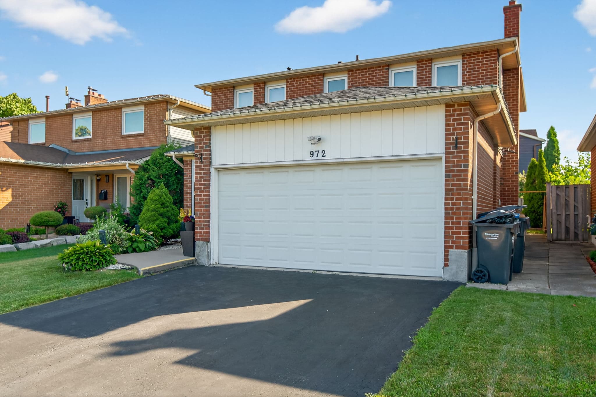 972 Queensbridge Dr Mississauga, ON L5C 3N1