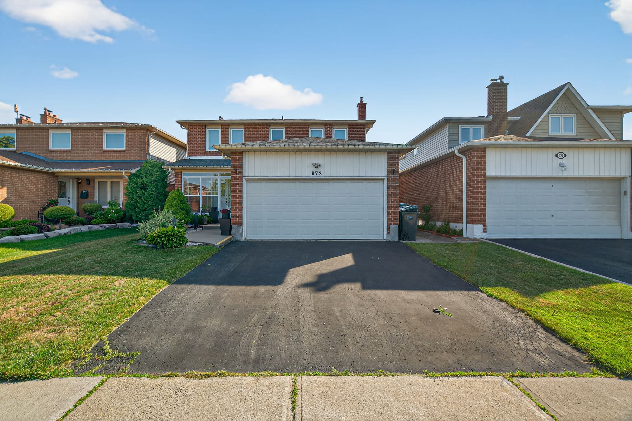 972 Queensbridge Dr Mississauga, ON L5C 3N1