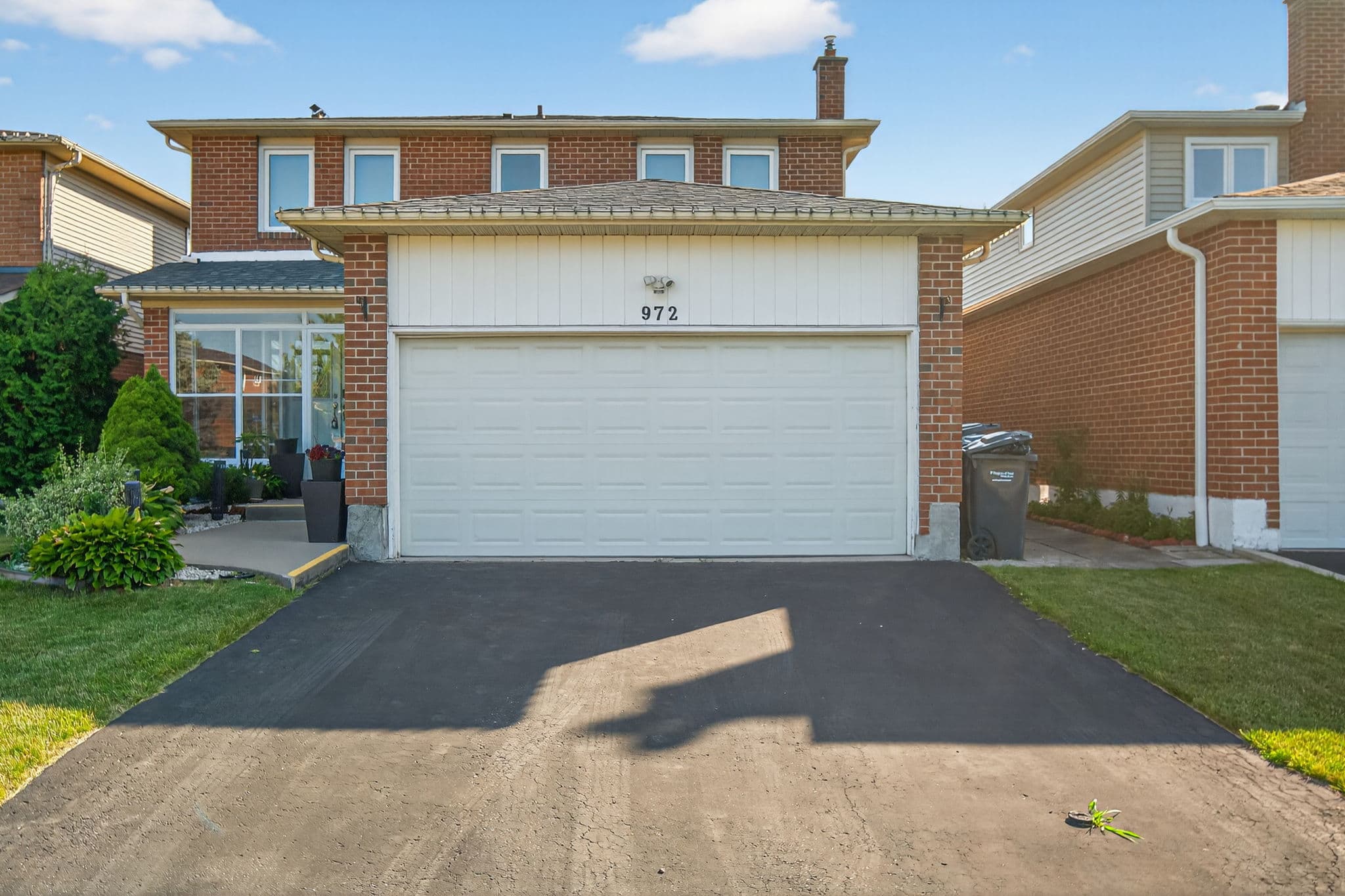 972 Queensbridge Dr Mississauga, ON L5C 3N1