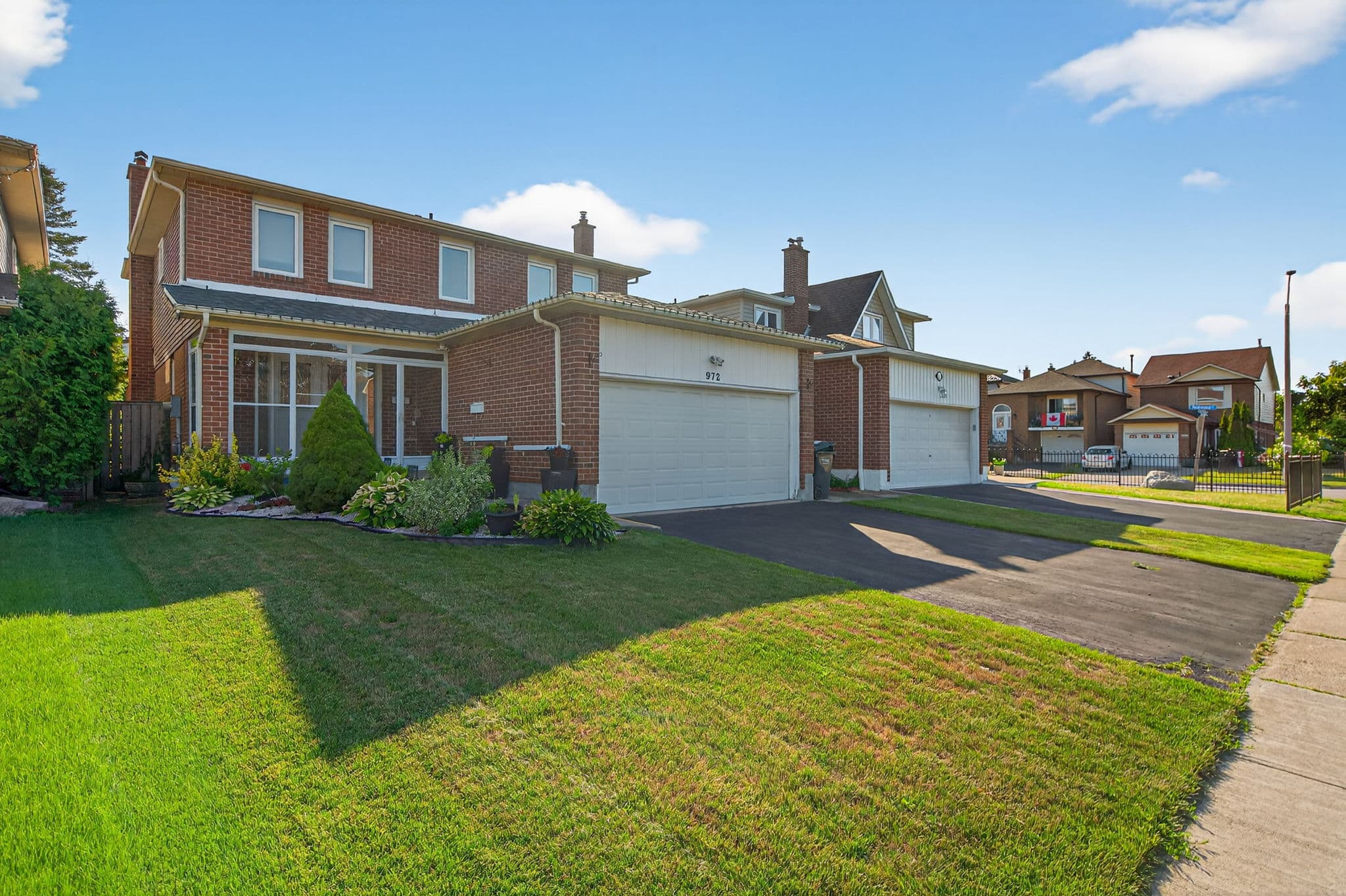 972 Queensbridge Dr Mississauga, ON L5C 3N1