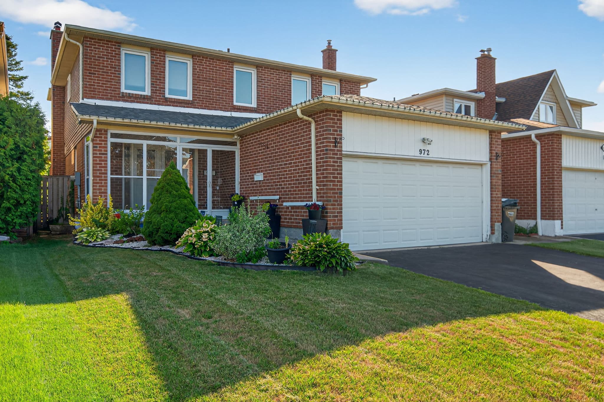972 Queensbridge Dr Mississauga, ON L5C 3N1