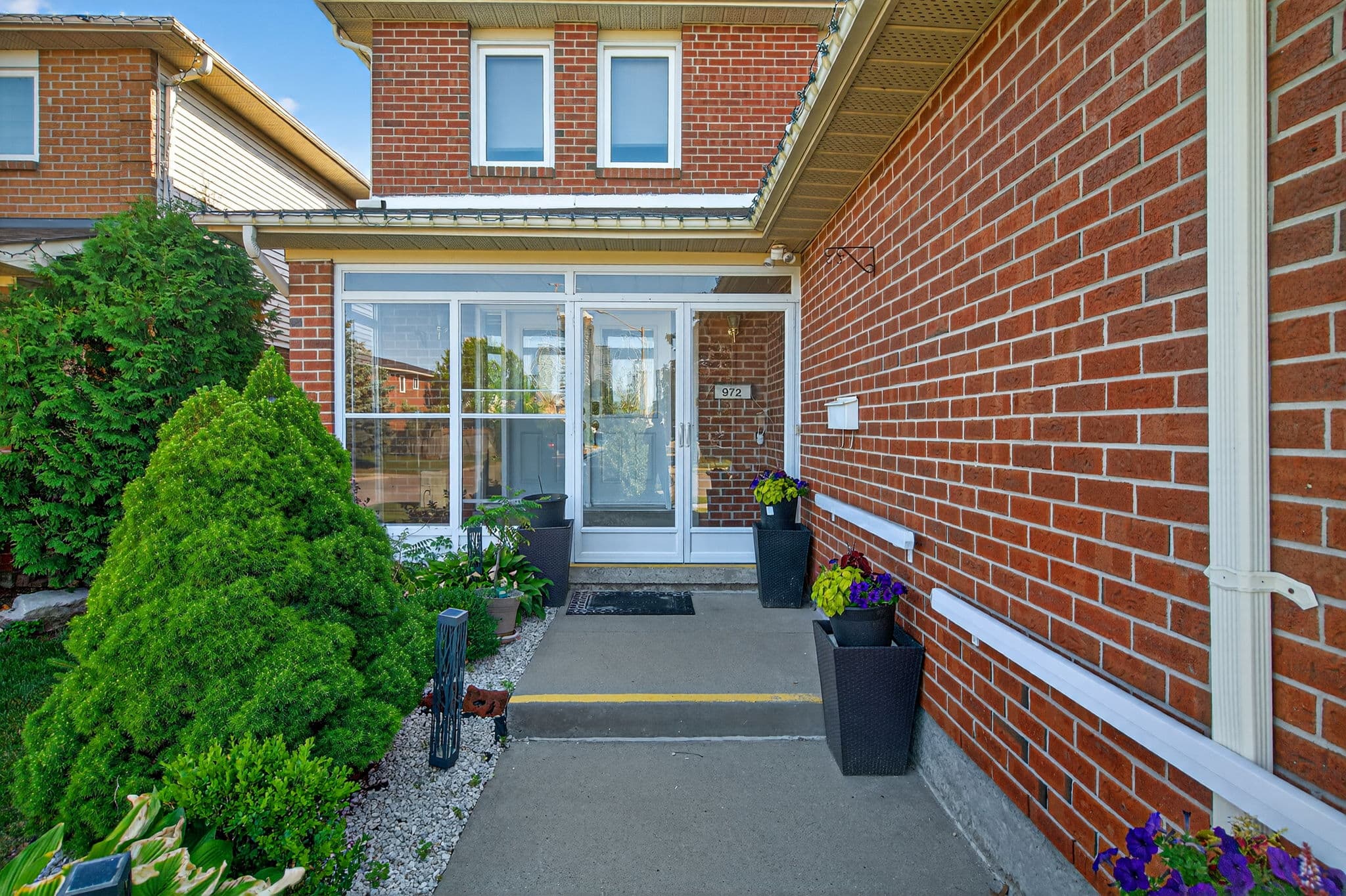 972 Queensbridge Dr Mississauga, ON L5C 3N1