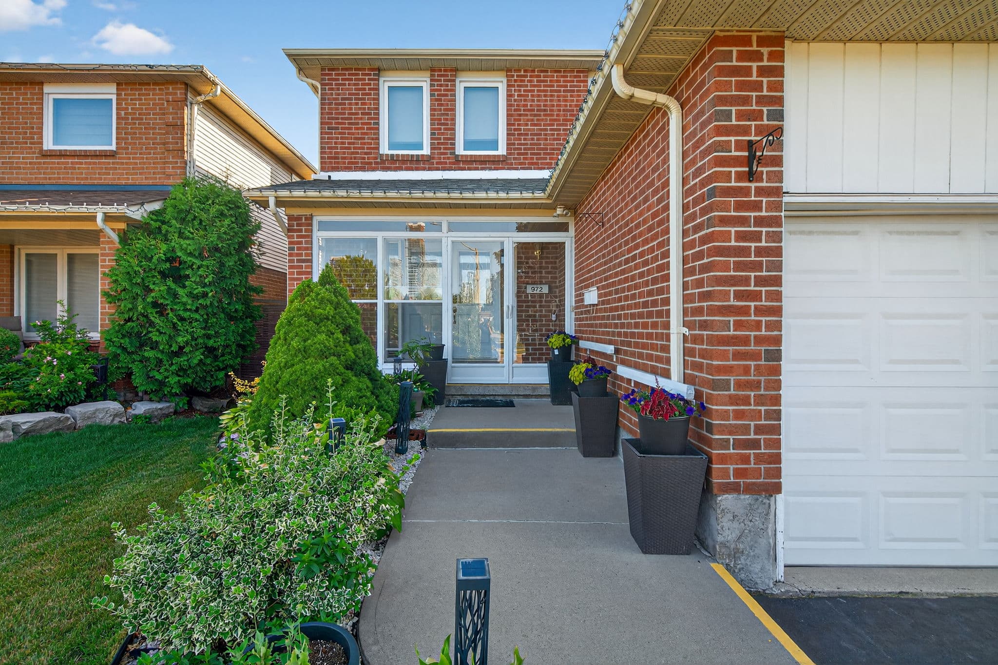 972 Queensbridge Dr Mississauga, ON L5C 3N1