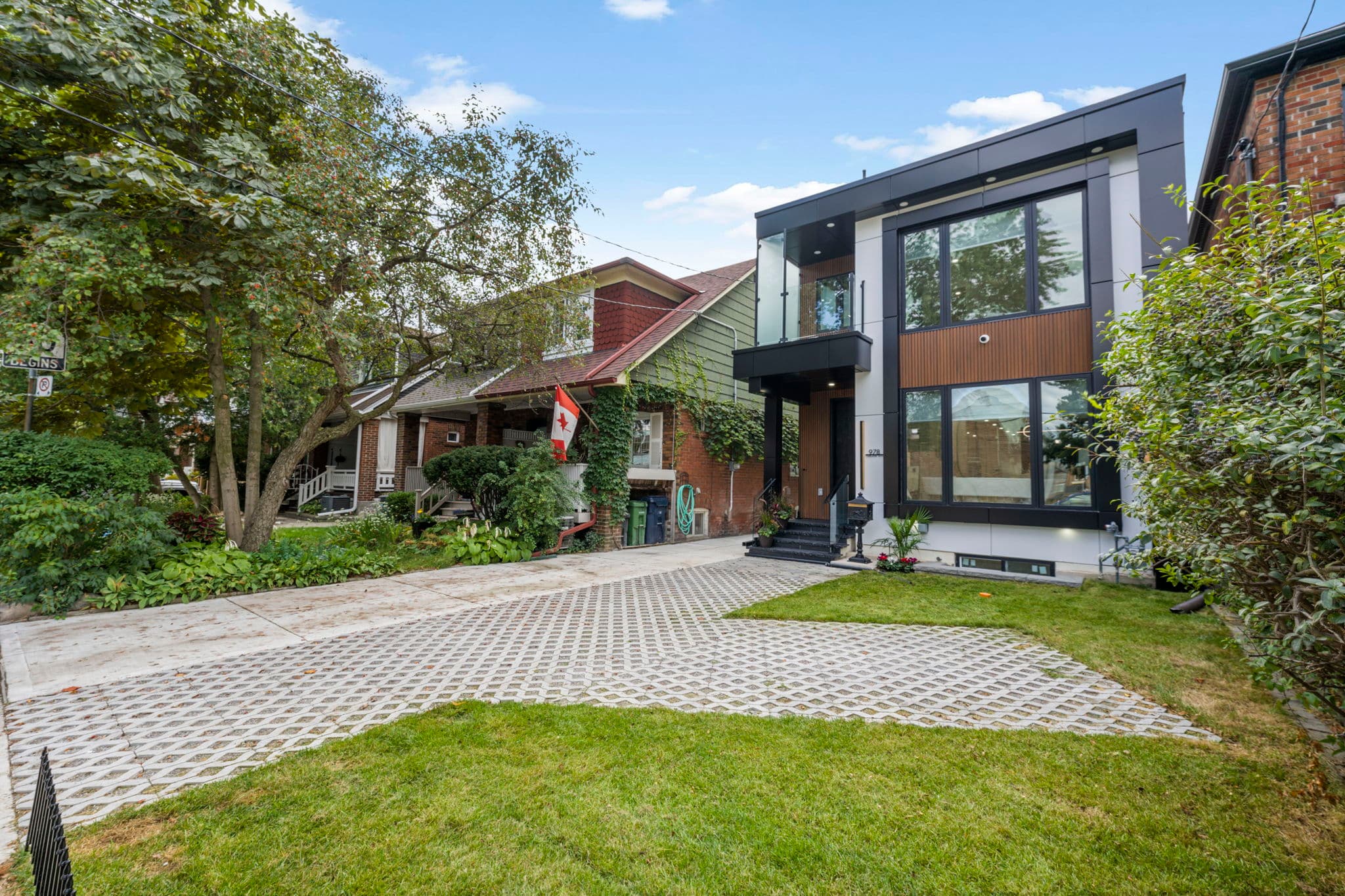 978 Carlaw Ave Toronto, ON M4K 3M1
