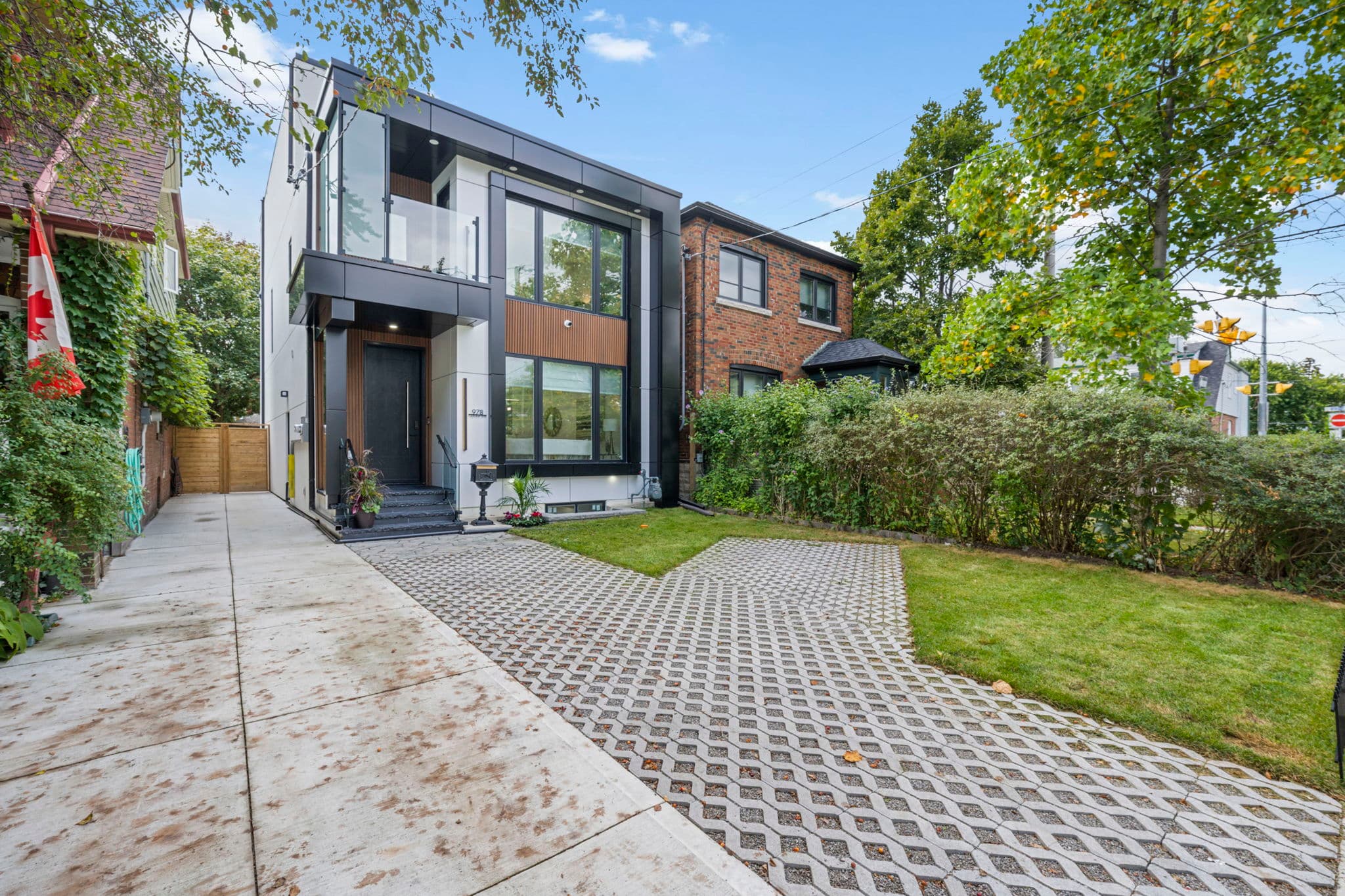 978 Carlaw Ave Toronto, ON M4K 3M1