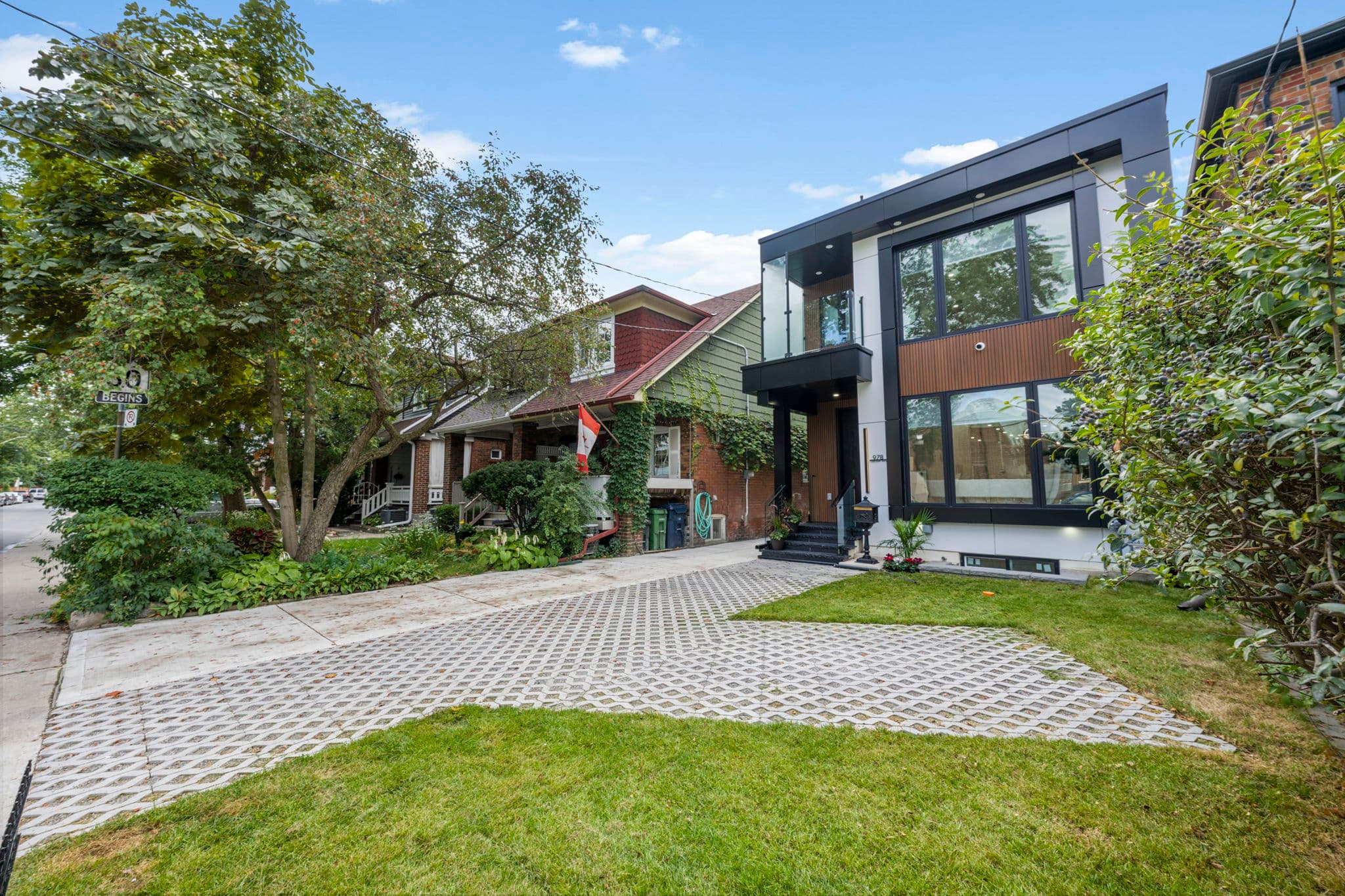 978 Carlaw Ave Toronto, ON M4K 3M1