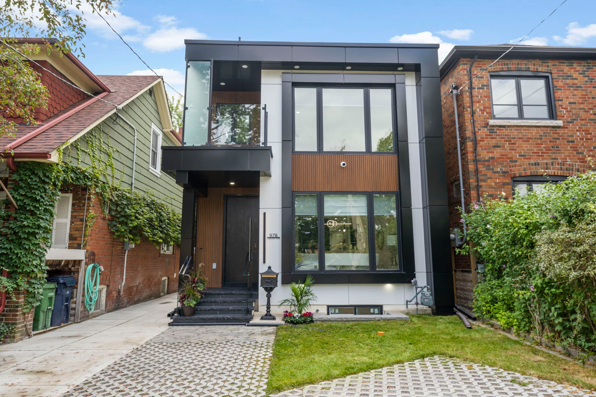978 Carlaw Ave Toronto, ON M4K 3M1