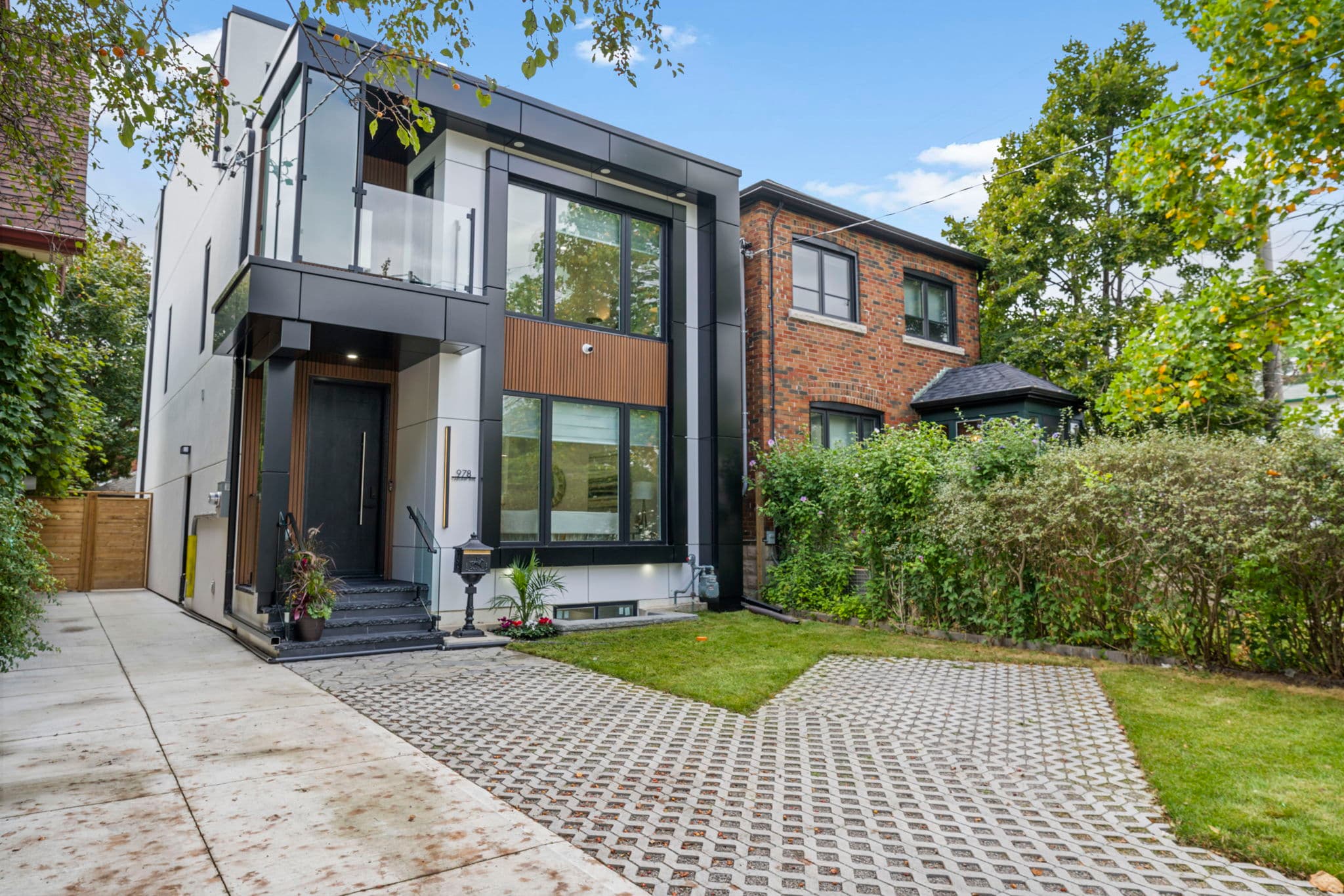 978 Carlaw Ave Toronto, ON M4K 3M1