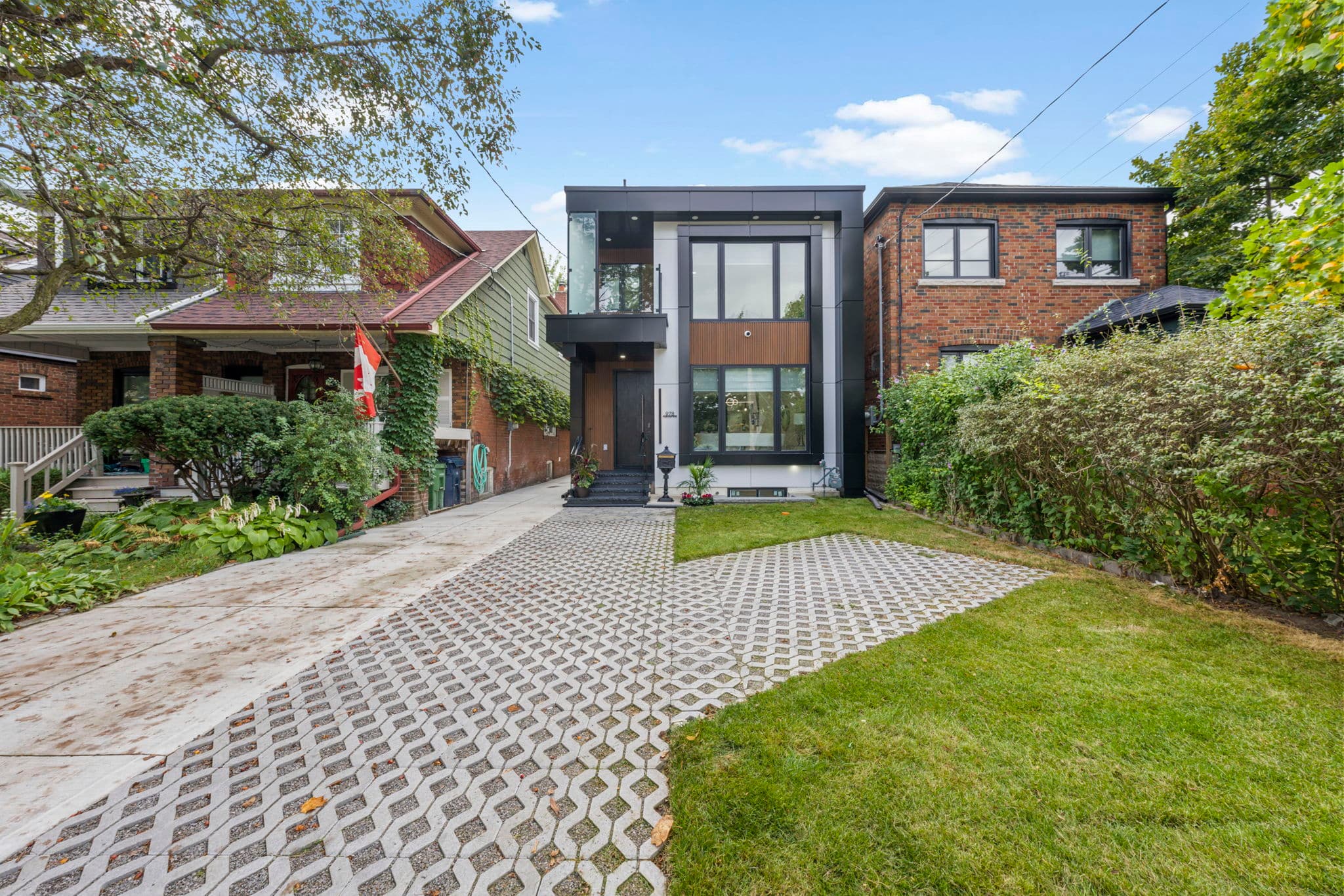 978 Carlaw Ave Toronto, ON M4K 3M1