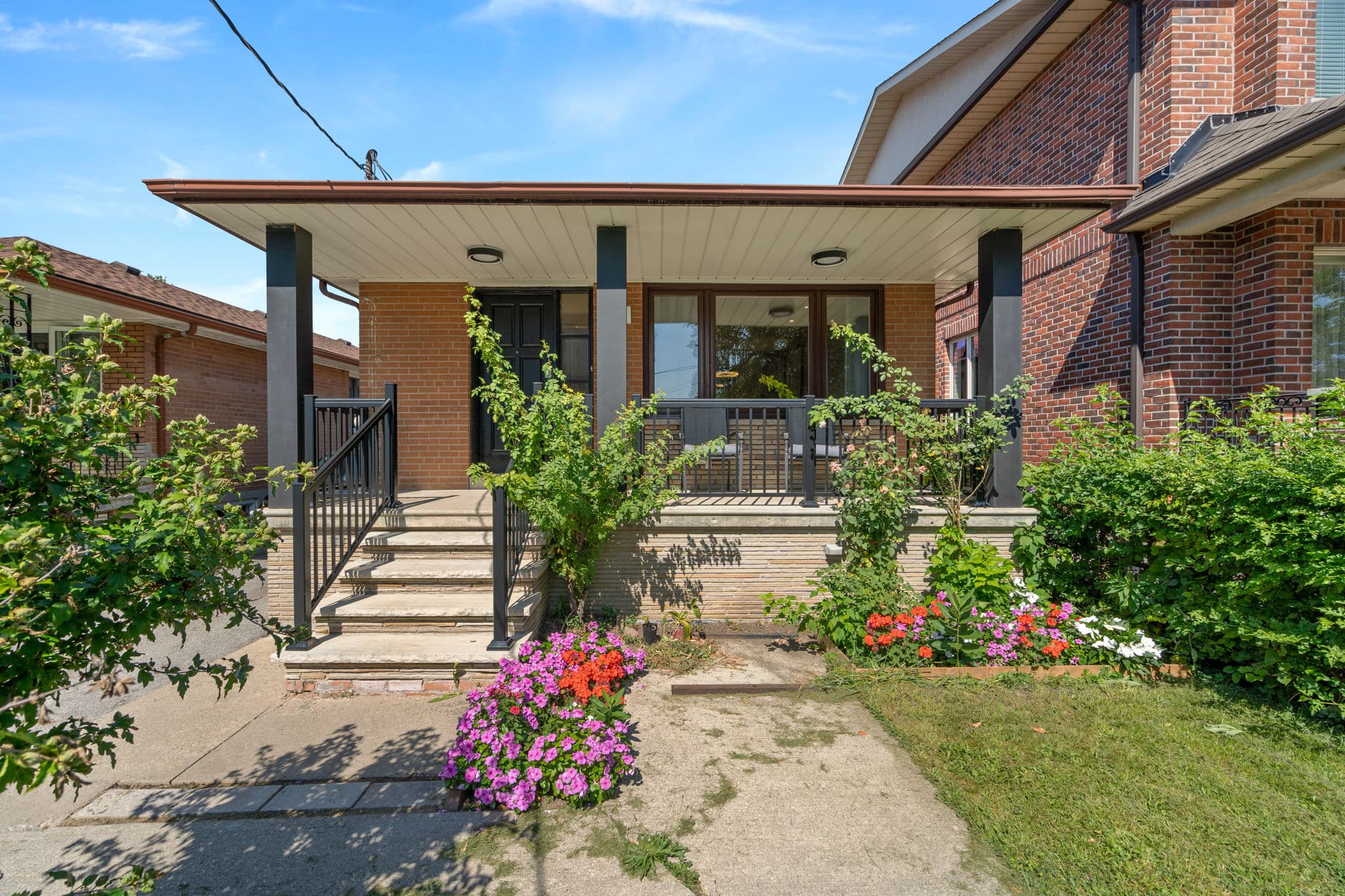 98 Hay Ave Toronto, ON M8Z 1G4